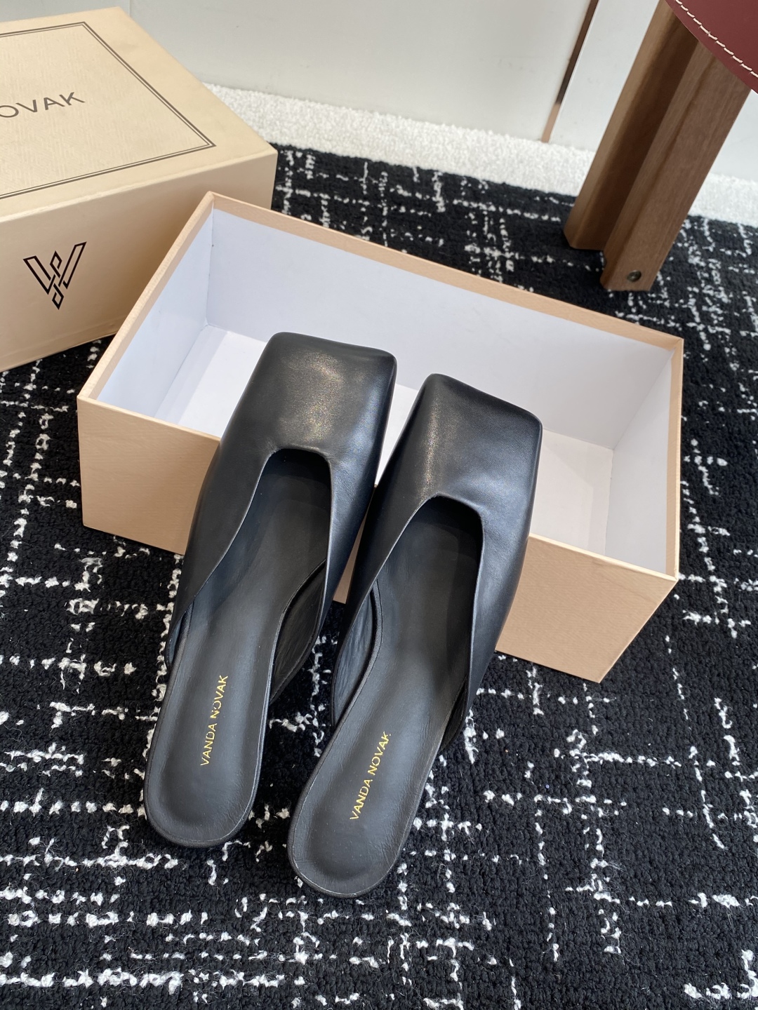 代购级
VANDA NOVAK来自意大利品牌方头拖鞋凉鞋
全网独家耗时3个月研发鞋跟独特设计重磅系列众多