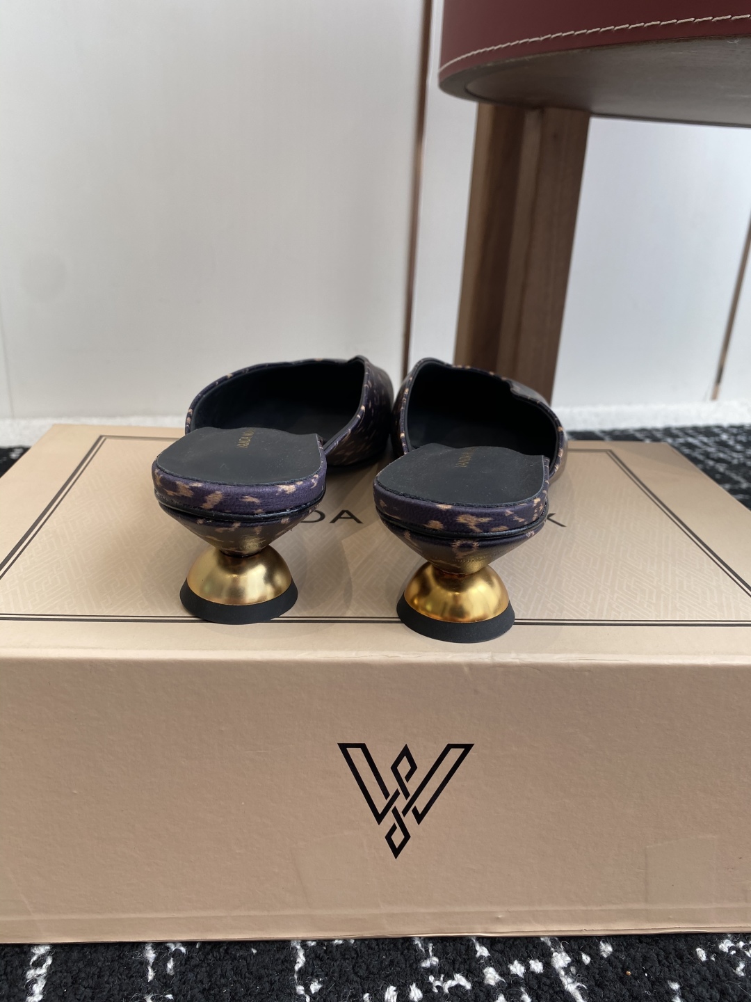 代购级
VANDA NOVAK来自意大利品牌方头拖鞋凉鞋
全网独家耗时3个月研发鞋跟独特设计重磅系列众多