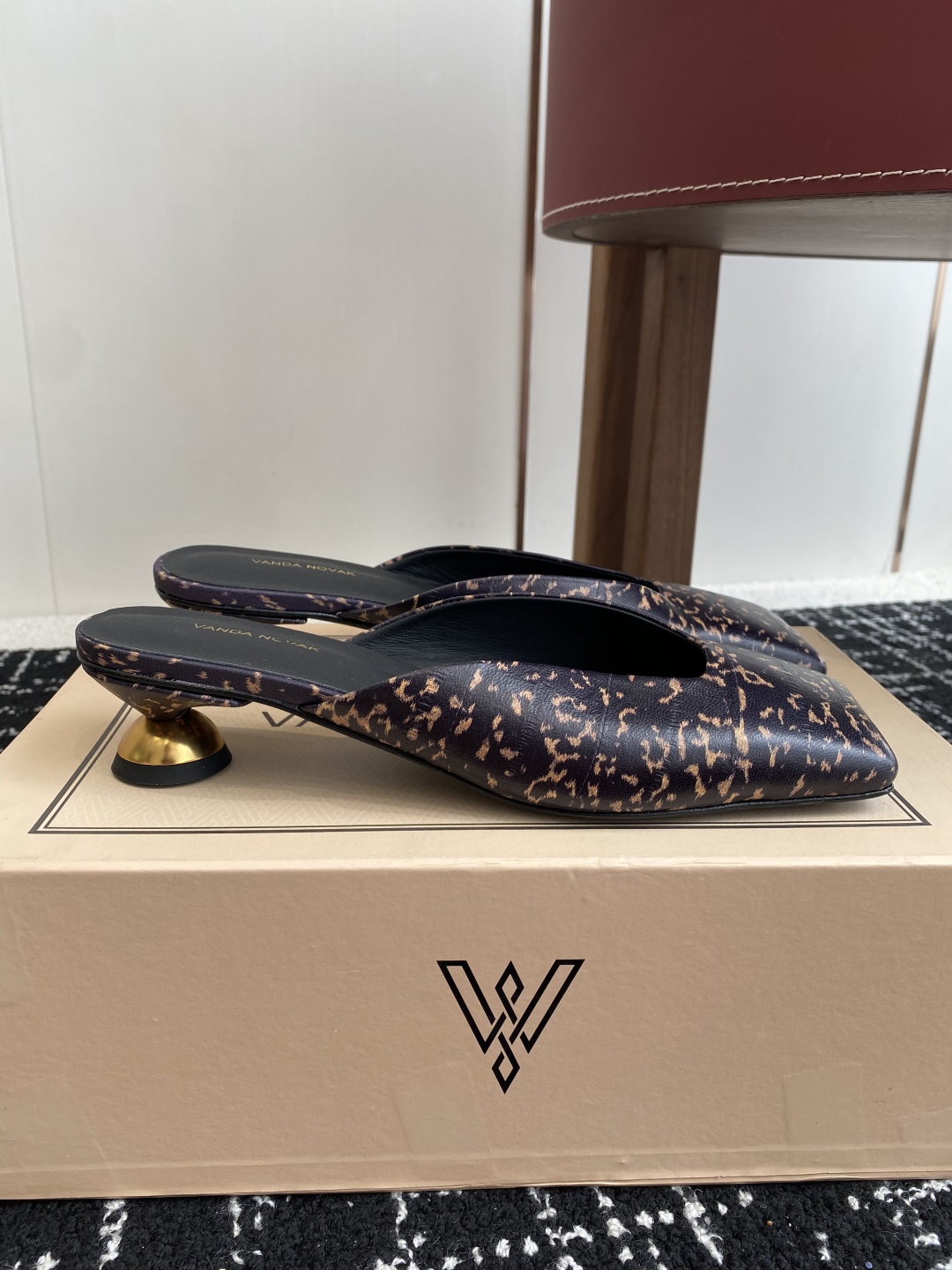 代购级
VANDA NOVAK来自意大利品牌方头拖鞋凉鞋
全网独家耗时3个月研发鞋跟独特设计重磅系列众多