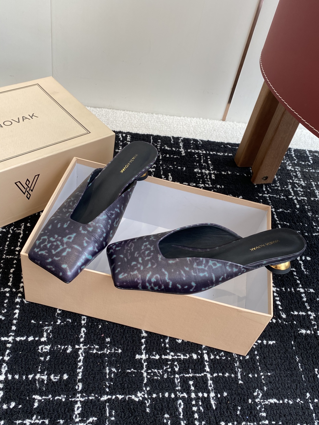 代购级
VANDA NOVAK来自意大利品牌方头拖鞋凉鞋
全网独家耗时3个月研发鞋跟独特设计重磅系列众多
