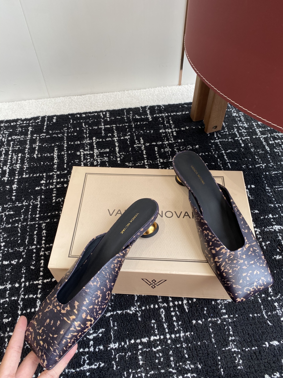代购级
VANDA NOVAK来自意大利品牌方头拖鞋凉鞋
全网独家耗时3个月研发鞋跟独特设计重磅系列众多