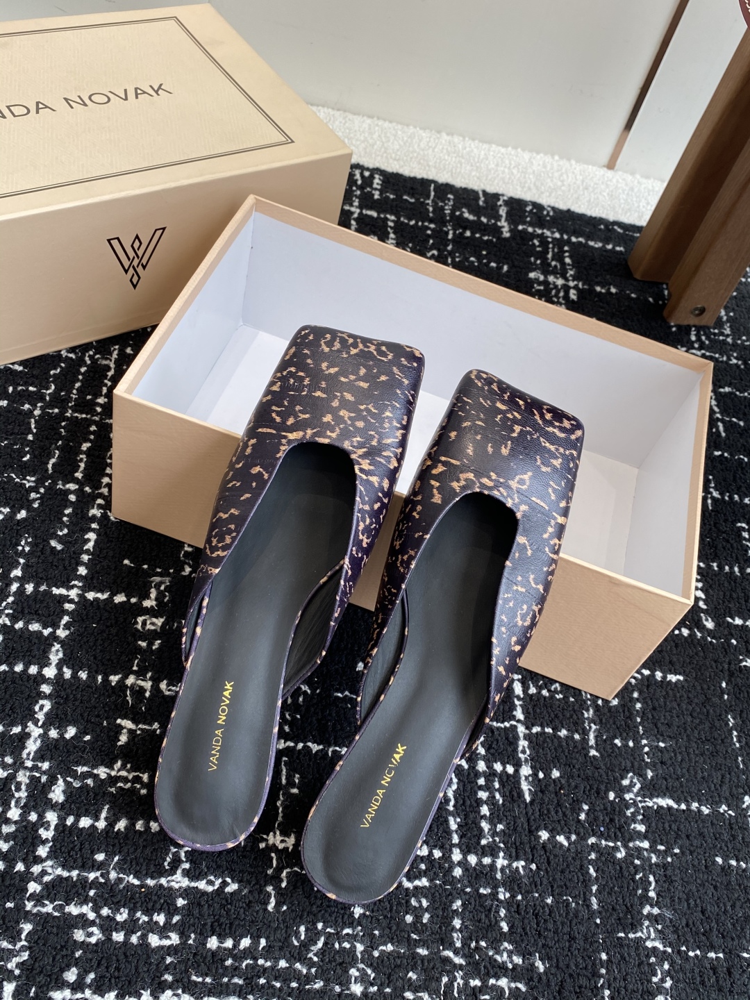 代购级
VANDA NOVAK来自意大利品牌方头拖鞋凉鞋
全网独家耗时3个月研发鞋跟独特设计重磅系列众多