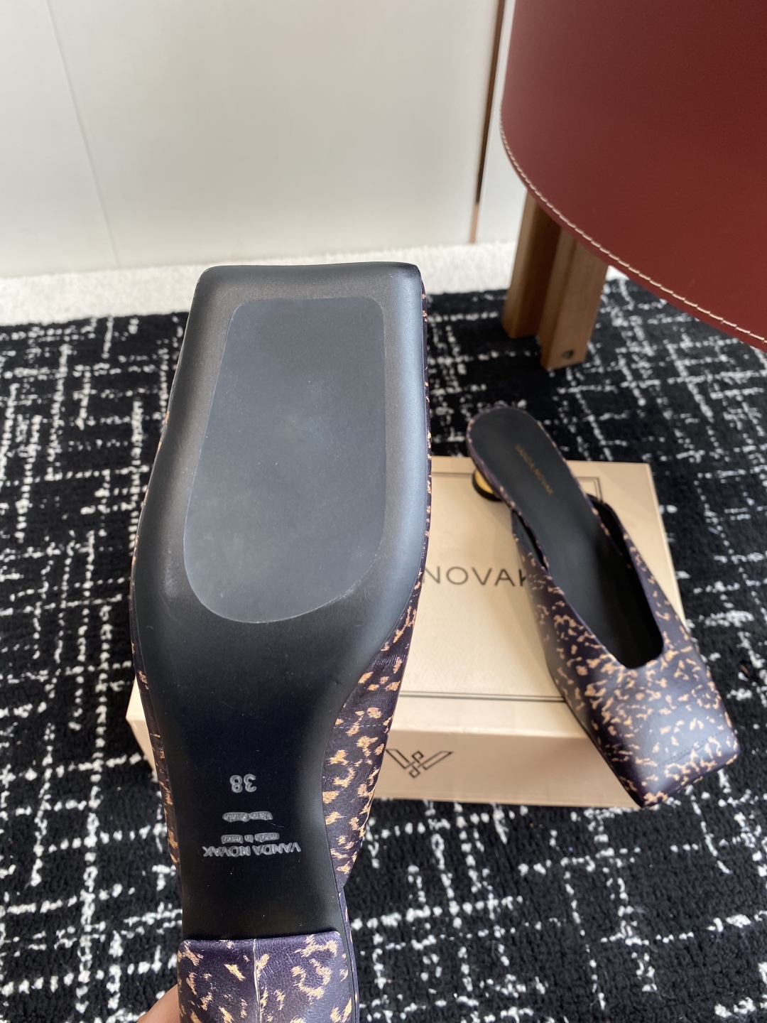代购级
VANDA NOVAK来自意大利品牌方头拖鞋凉鞋
全网独家耗时3个月研发鞋跟独特设计重磅系列众多