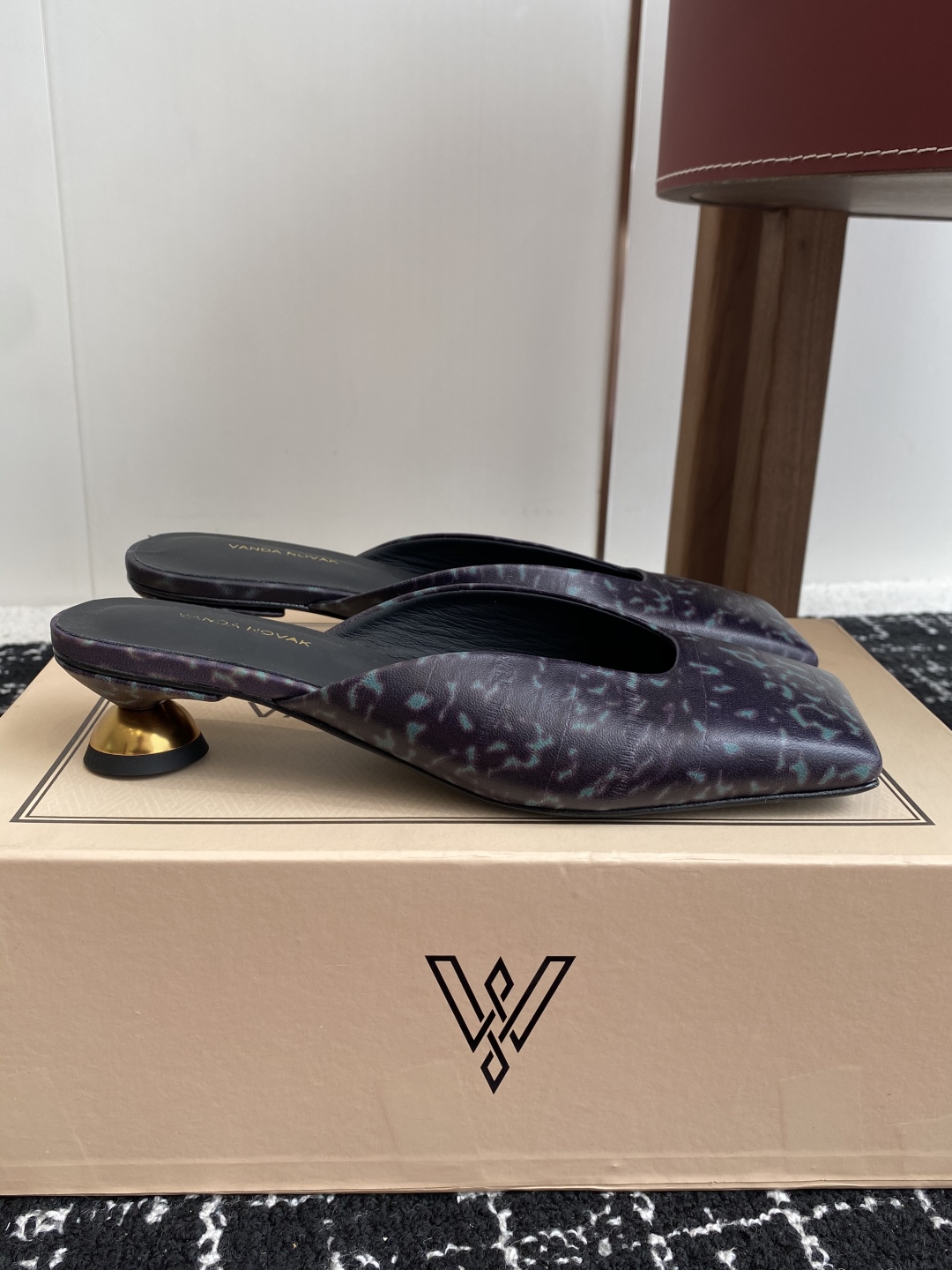 代购级
VANDA NOVAK来自意大利品牌方头拖鞋凉鞋
全网独家耗时3个月研发鞋跟独特设计重磅系列众多