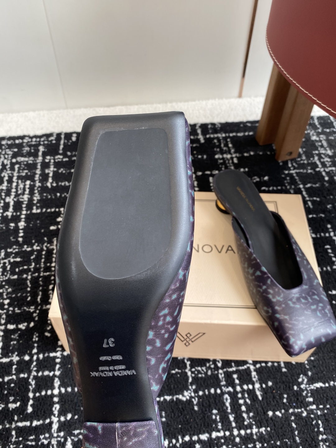 代购级
VANDA NOVAK来自意大利品牌方头拖鞋凉鞋
全网独家耗时3个月研发鞋跟独特设计重磅系列众多