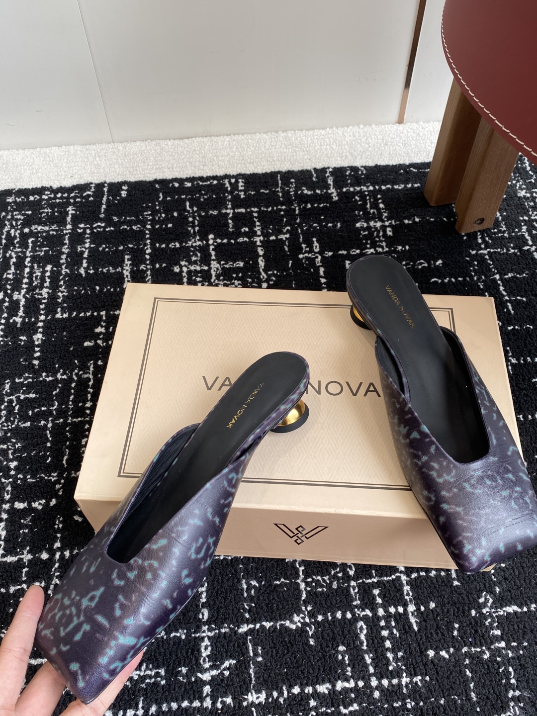 代购级
VANDA NOVAK来自意大利品牌方头拖鞋凉鞋
全网独家耗时3个月研发鞋跟独特设计重磅系列众多
