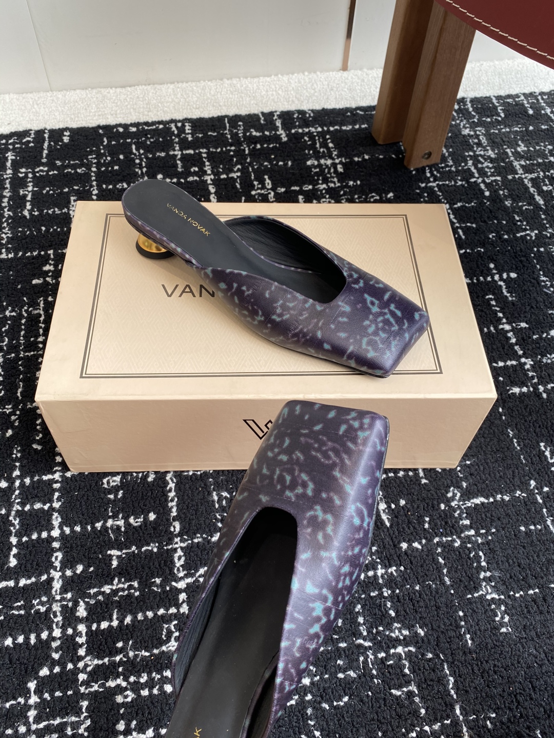 代购级
VANDA NOVAK来自意大利品牌方头拖鞋凉鞋
全网独家耗时3个月研发鞋跟独特设计重磅系列众多