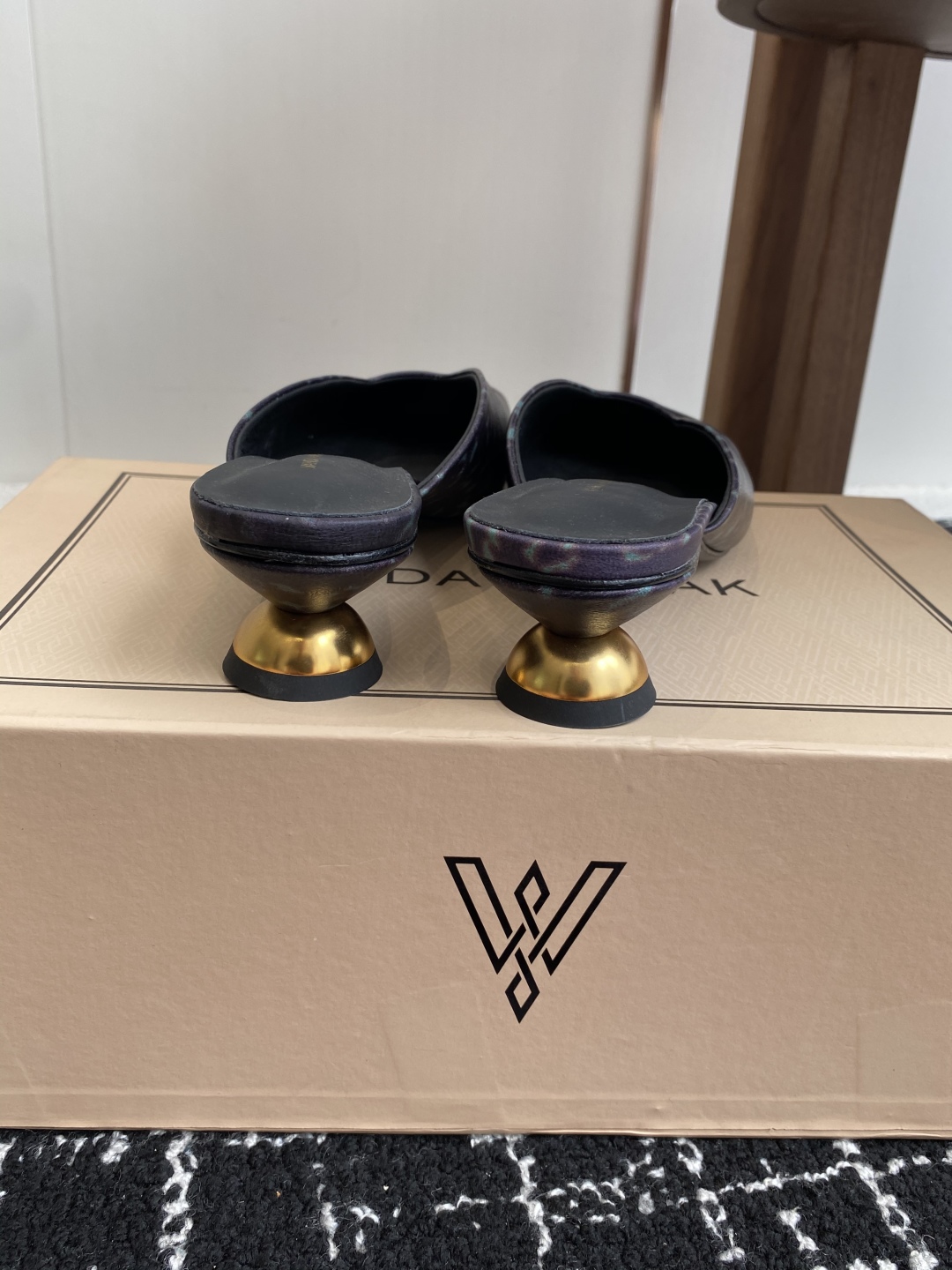 代购级
VANDA NOVAK来自意大利品牌方头拖鞋凉鞋
全网独家耗时3个月研发鞋跟独特设计重磅系列众多