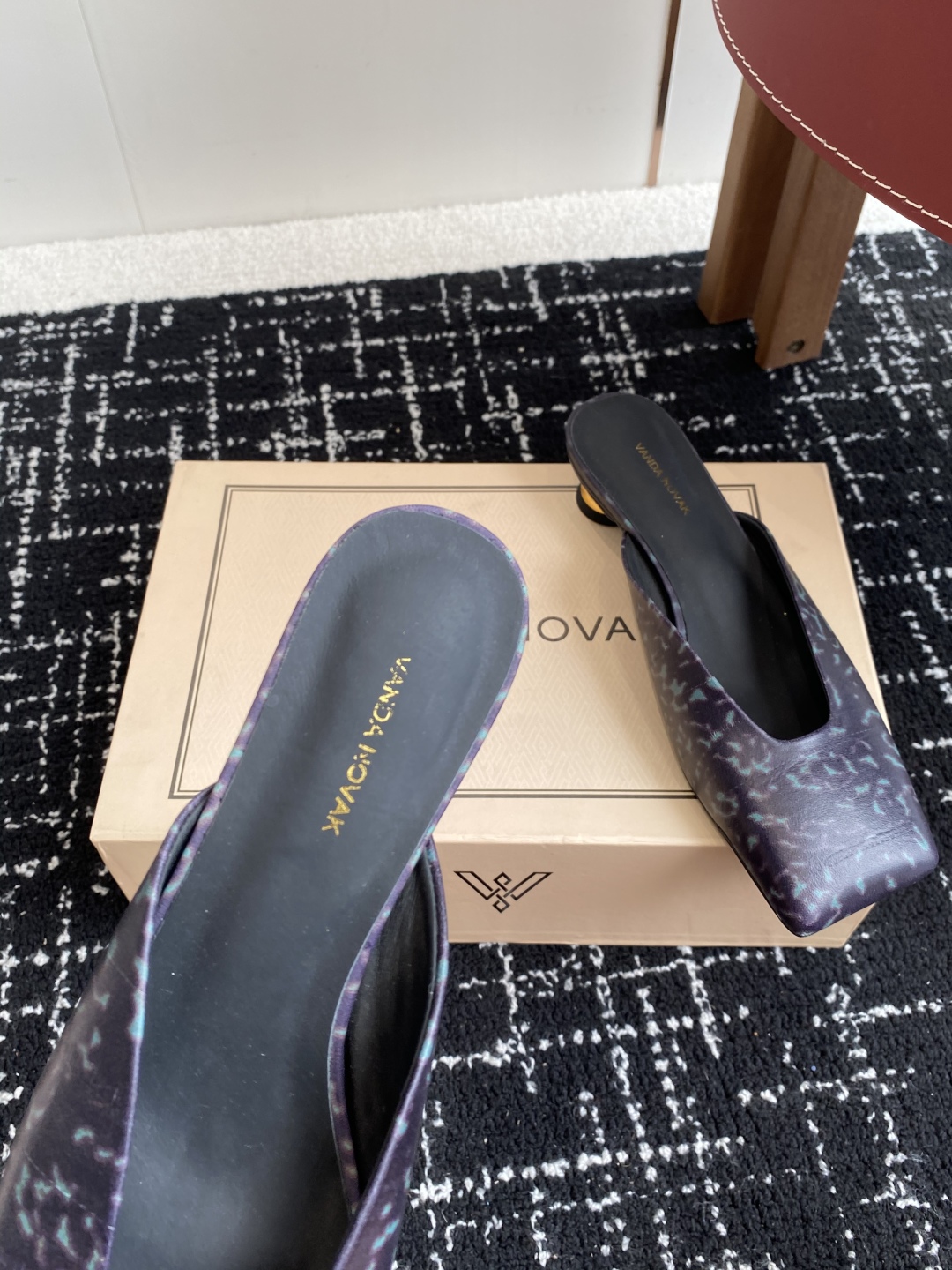 代购级
VANDA NOVAK来自意大利品牌方头拖鞋凉鞋
全网独家耗时3个月研发鞋跟独特设计重磅系列众多
