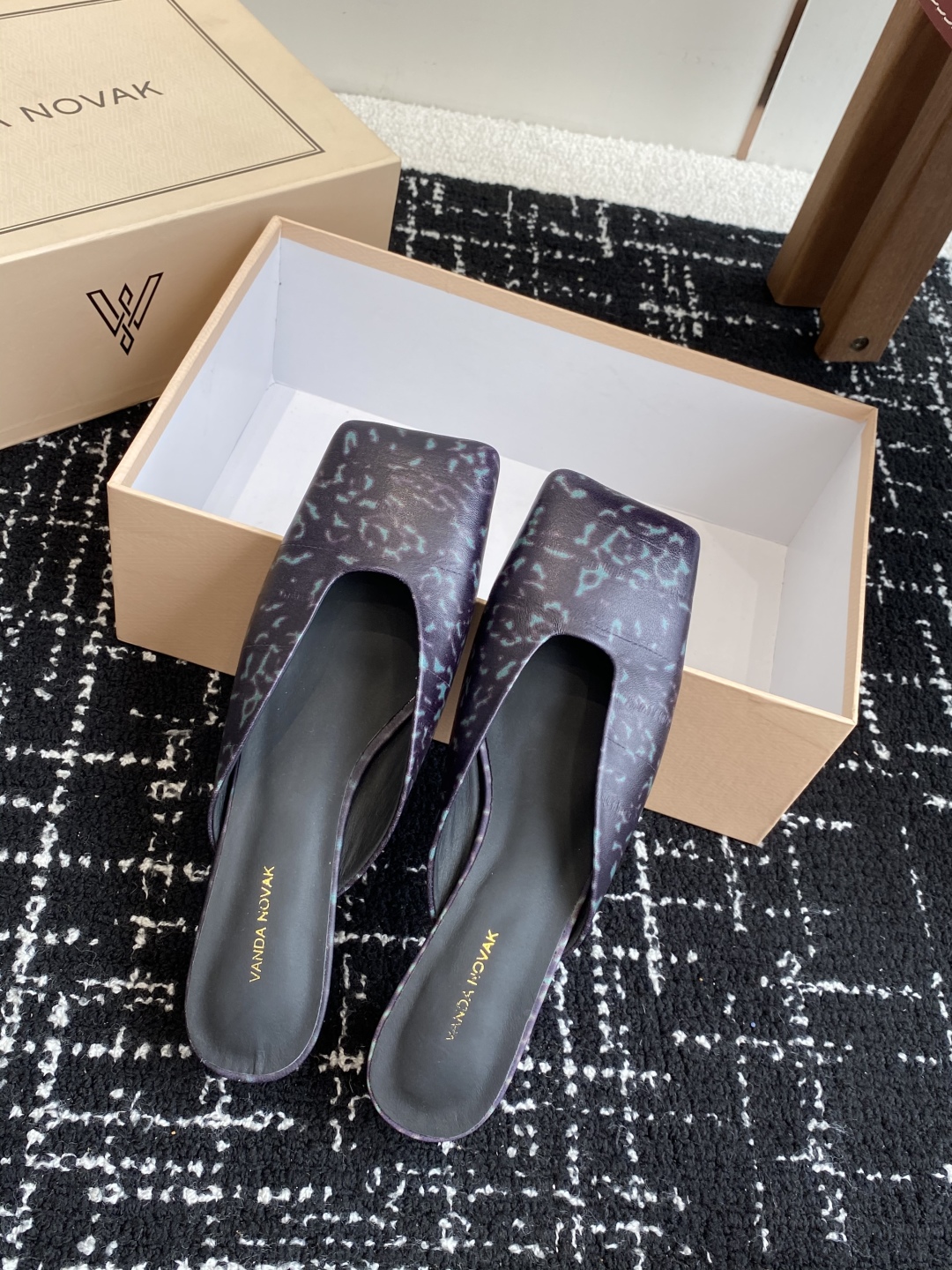 代购级
VANDA NOVAK来自意大利品牌方头拖鞋凉鞋
全网独家耗时3个月研发鞋跟独特设计重磅系列众多