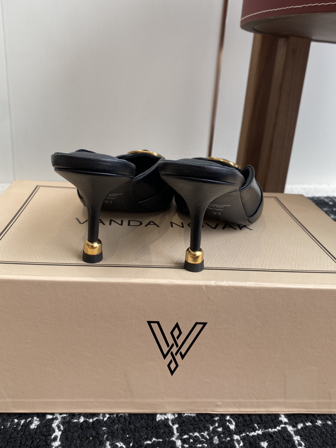 代购级
VANDA NOVAK来自意大利品牌方头拖鞋凉鞋
全网独家耗时3个月研发鞋跟独特设计重磅系列众多