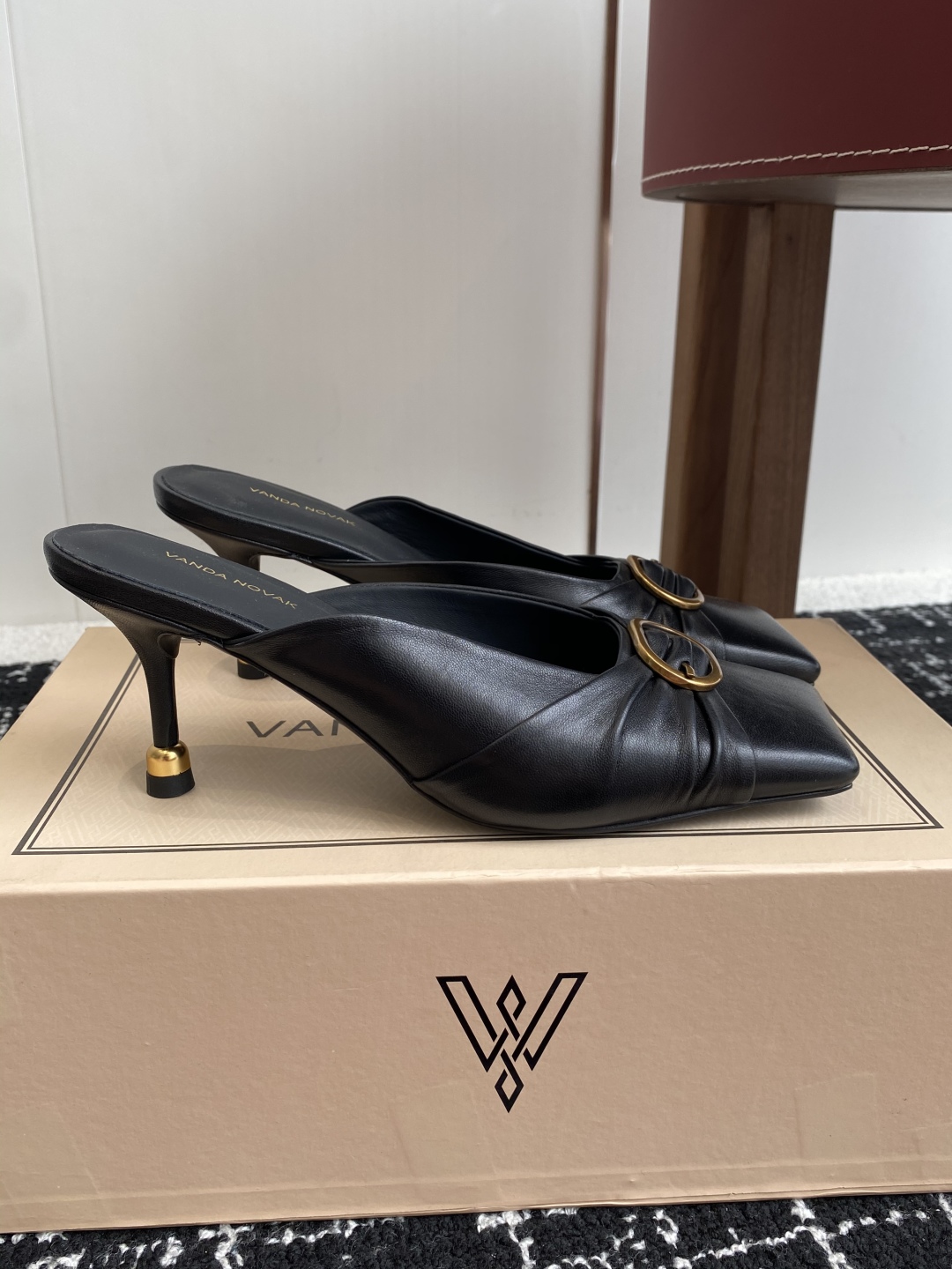 代购级
VANDA NOVAK来自意大利品牌方头拖鞋凉鞋
全网独家耗时3个月研发鞋跟独特设计重磅系列众多