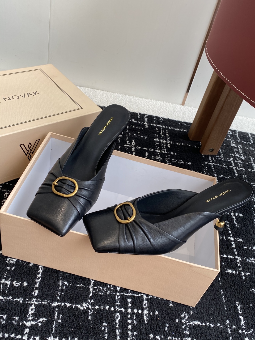 代购级
VANDA NOVAK来自意大利品牌方头拖鞋凉鞋
全网独家耗时3个月研发鞋跟独特设计重磅系列众多