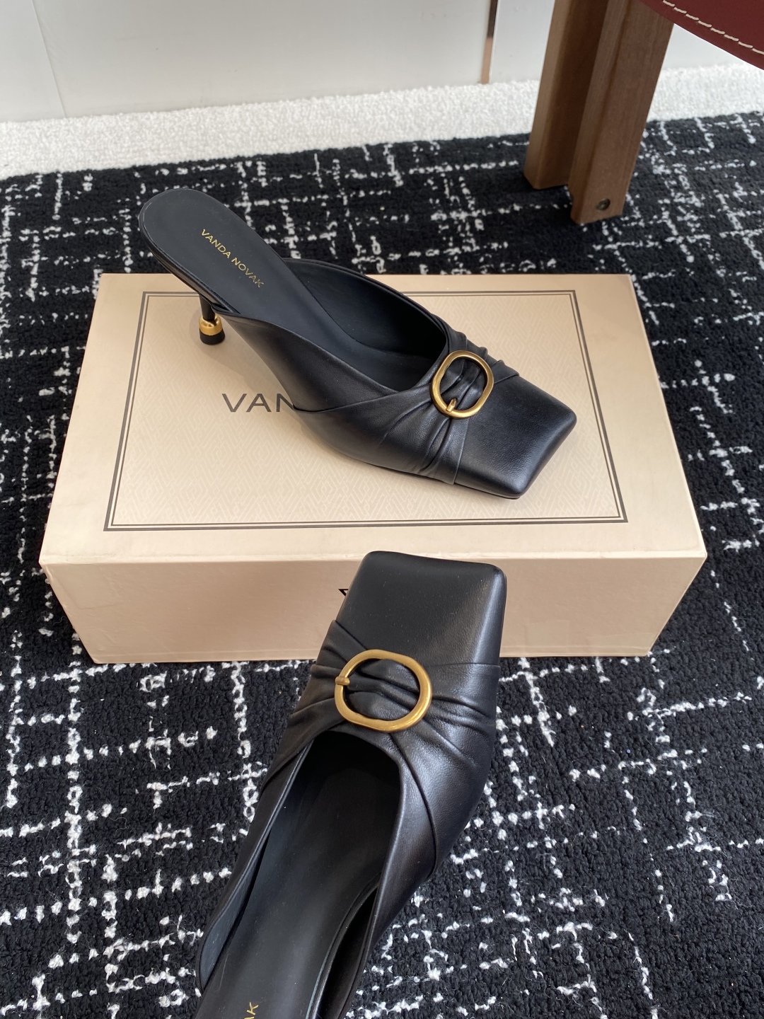 代购级
VANDA NOVAK来自意大利品牌方头拖鞋凉鞋
全网独家耗时3个月研发鞋跟独特设计重磅系列众多