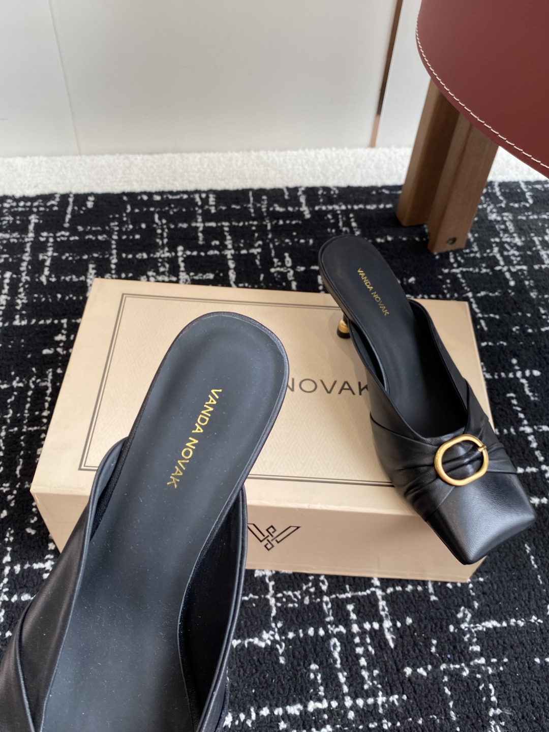 代购级
VANDA NOVAK来自意大利品牌方头拖鞋凉鞋
全网独家耗时3个月研发鞋跟独特设计重磅系列众多