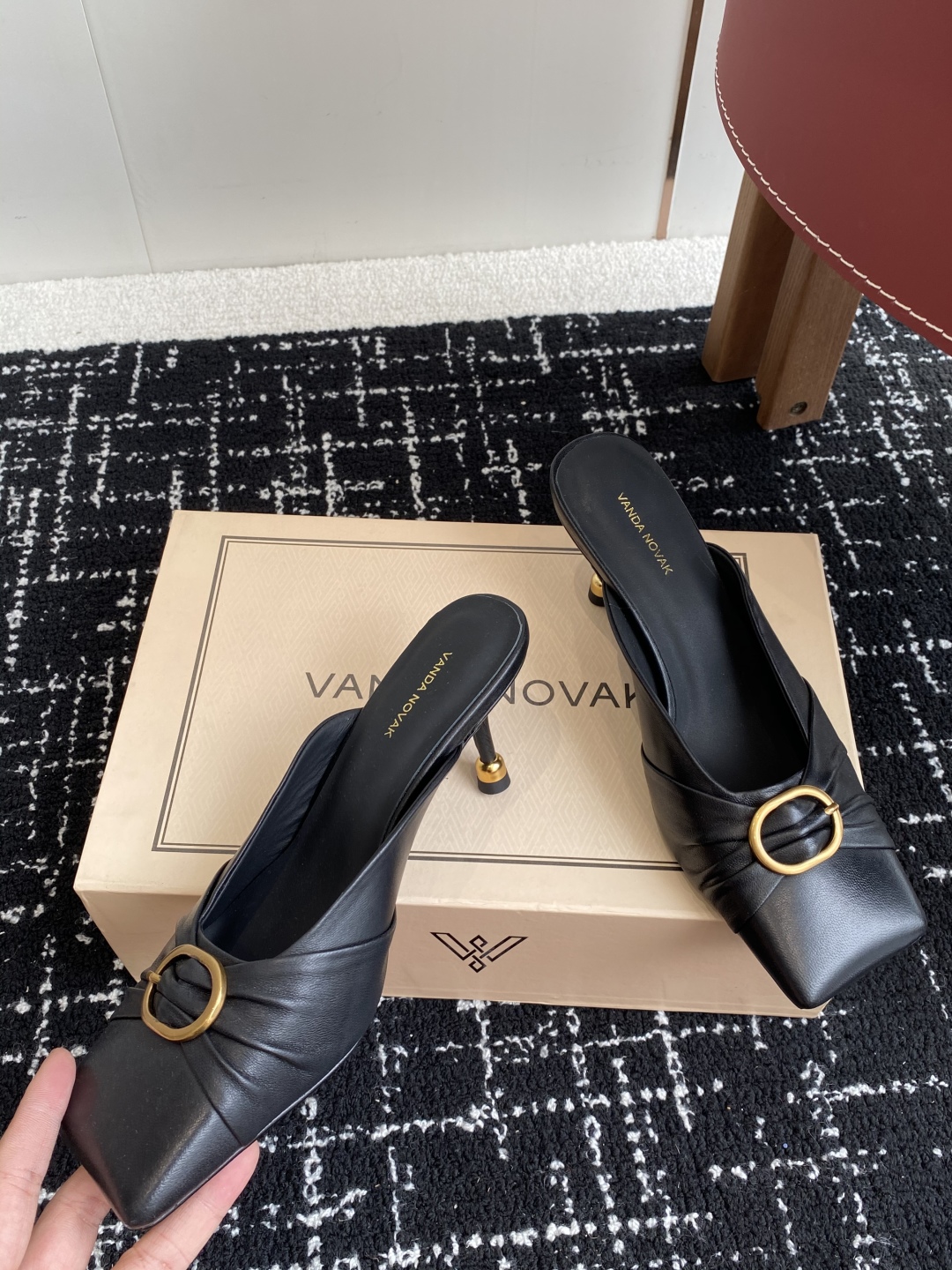 代购级
VANDA NOVAK来自意大利品牌方头拖鞋凉鞋
全网独家耗时3个月研发鞋跟独特设计重磅系列众多