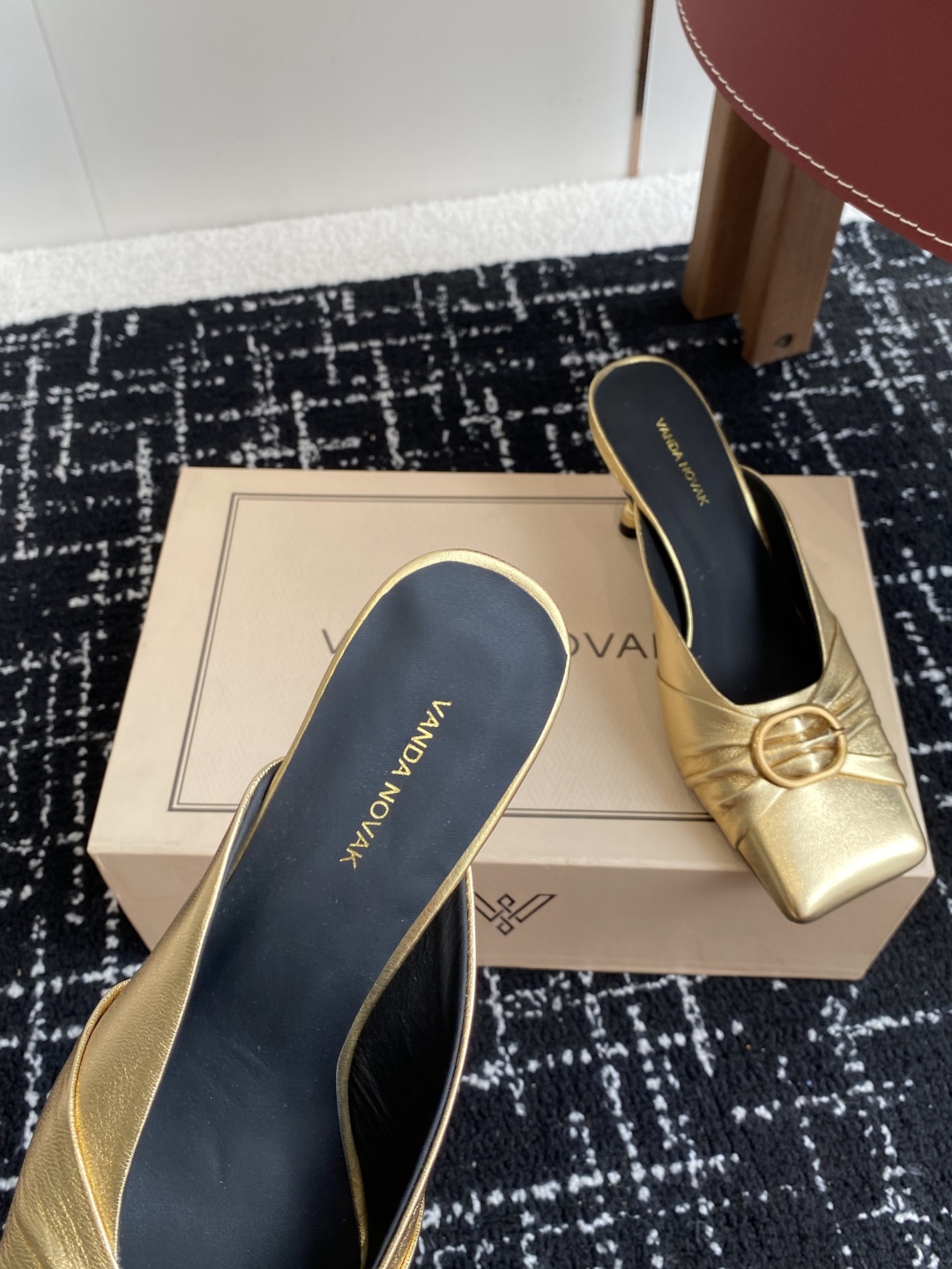 代购级
VANDA NOVAK来自意大利品牌方头拖鞋凉鞋
全网独家耗时3个月研发鞋跟独特设计重磅系列众多