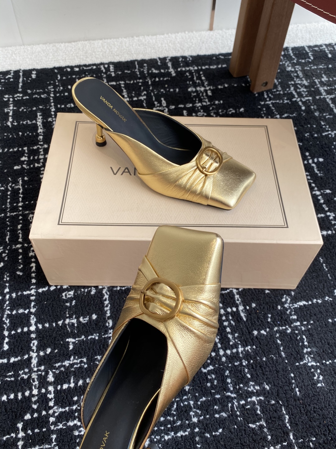 代购级
VANDA NOVAK来自意大利品牌方头拖鞋凉鞋
全网独家耗时3个月研发鞋跟独特设计重磅系列众多