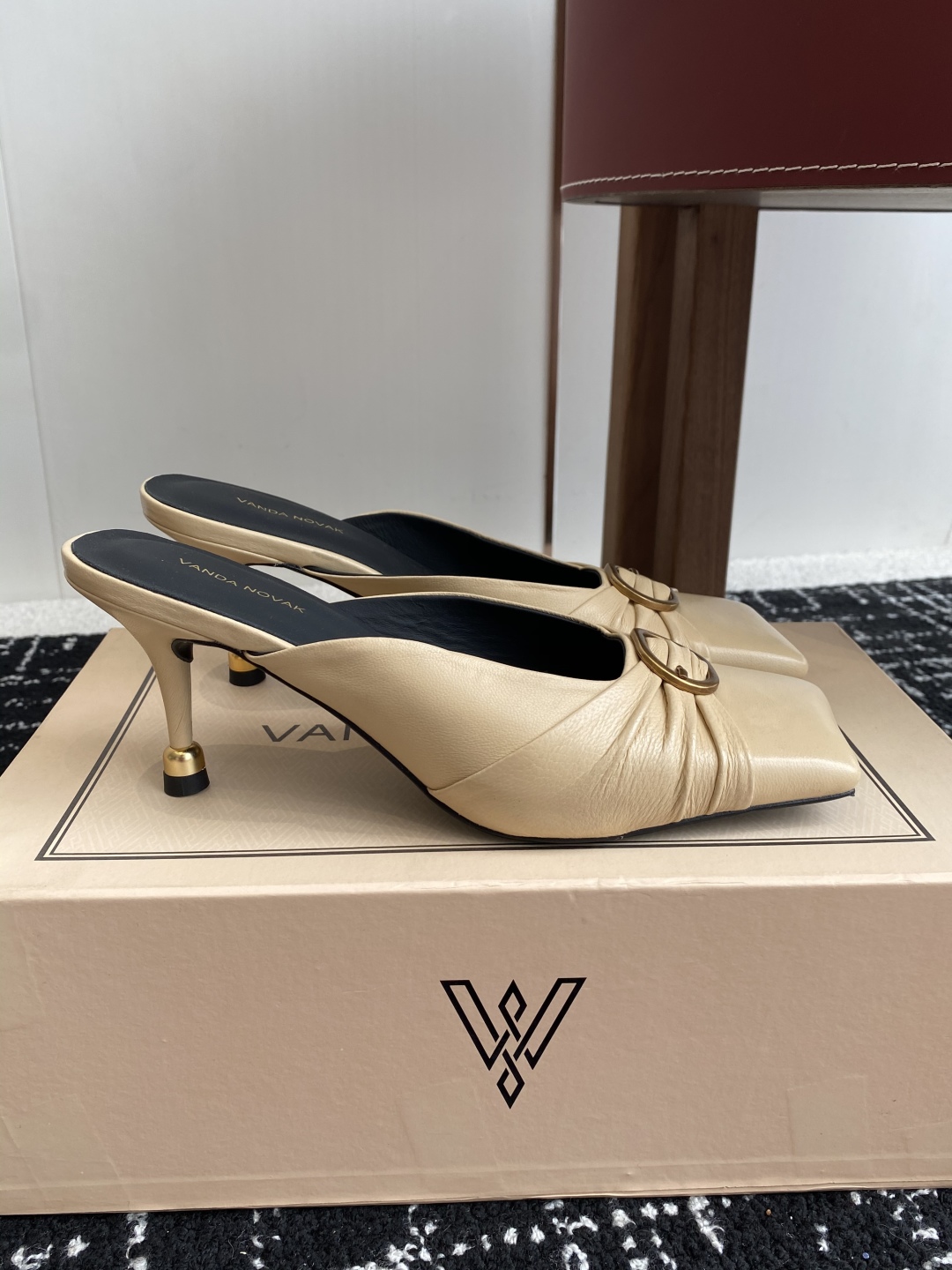 代购级
VANDA NOVAK来自意大利品牌方头拖鞋凉鞋
全网独家耗时3个月研发鞋跟独特设计重磅系列众多