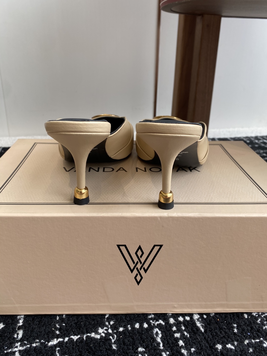 代购级
VANDA NOVAK来自意大利品牌方头拖鞋凉鞋
全网独家耗时3个月研发鞋跟独特设计重磅系列众多