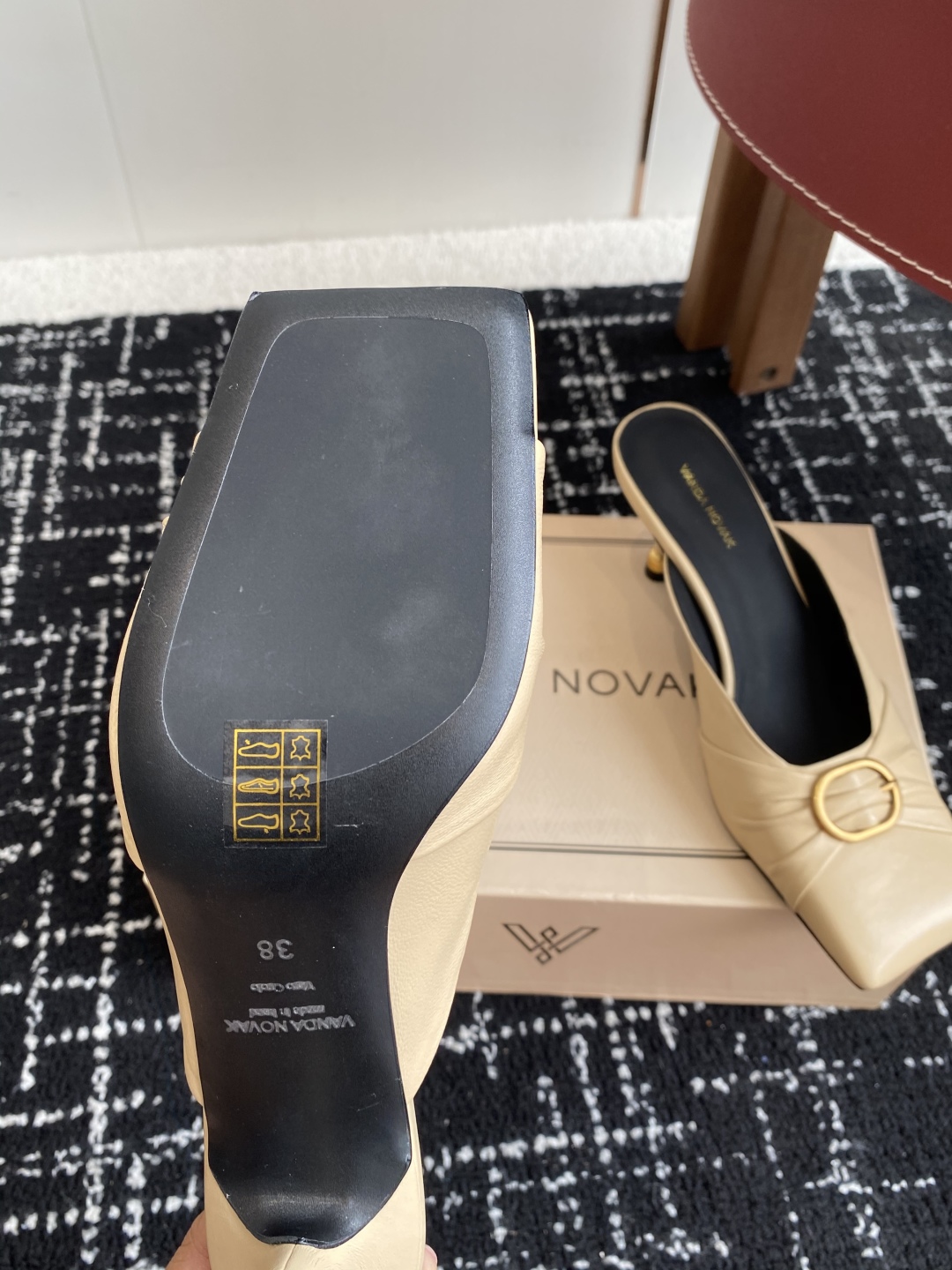 代购级
VANDA NOVAK来自意大利品牌方头拖鞋凉鞋
全网独家耗时3个月研发鞋跟独特设计重磅系列众多