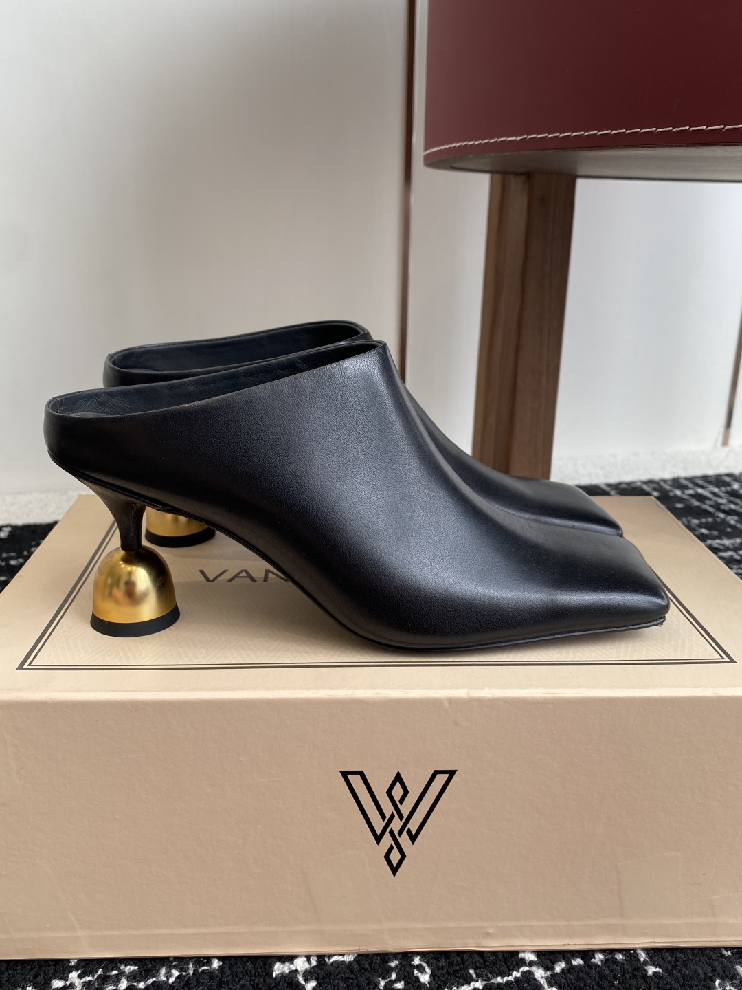 代购级
VANDA NOVAK来自意大利品牌方头 半拖 凉鞋
全网独家耗时3个月研发鞋跟独特设计重磅系列