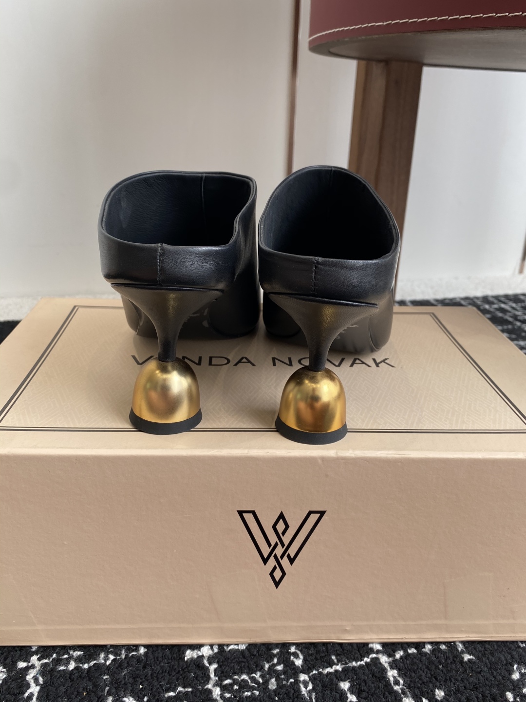 代购级
VANDA NOVAK来自意大利品牌方头 半拖 凉鞋
全网独家耗时3个月研发鞋跟独特设计重磅系列