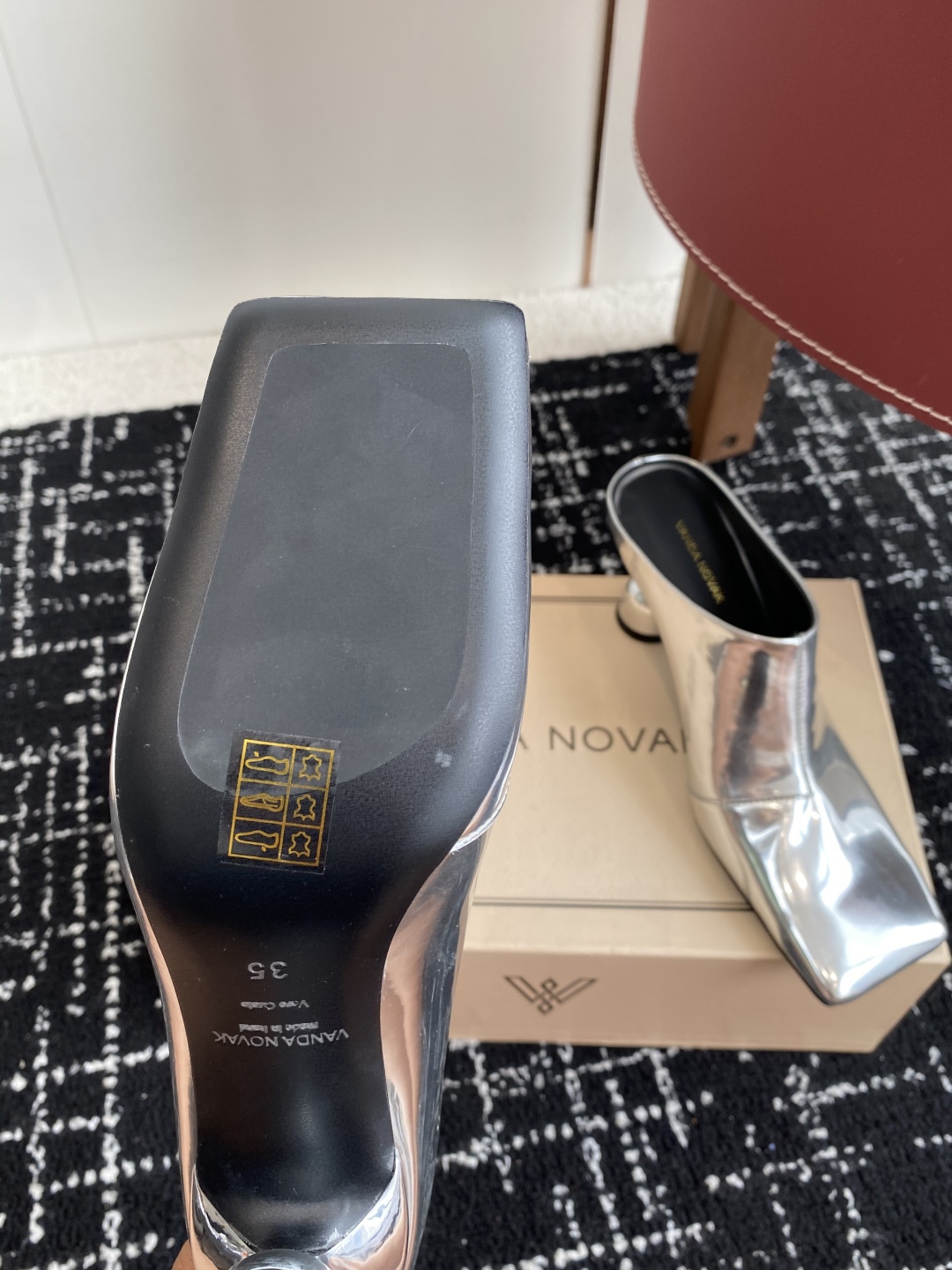 代购级
VANDA NOVAK来自意大利品牌方头 半拖 凉鞋
全网独家耗时3个月研发鞋跟独特设计重磅系列