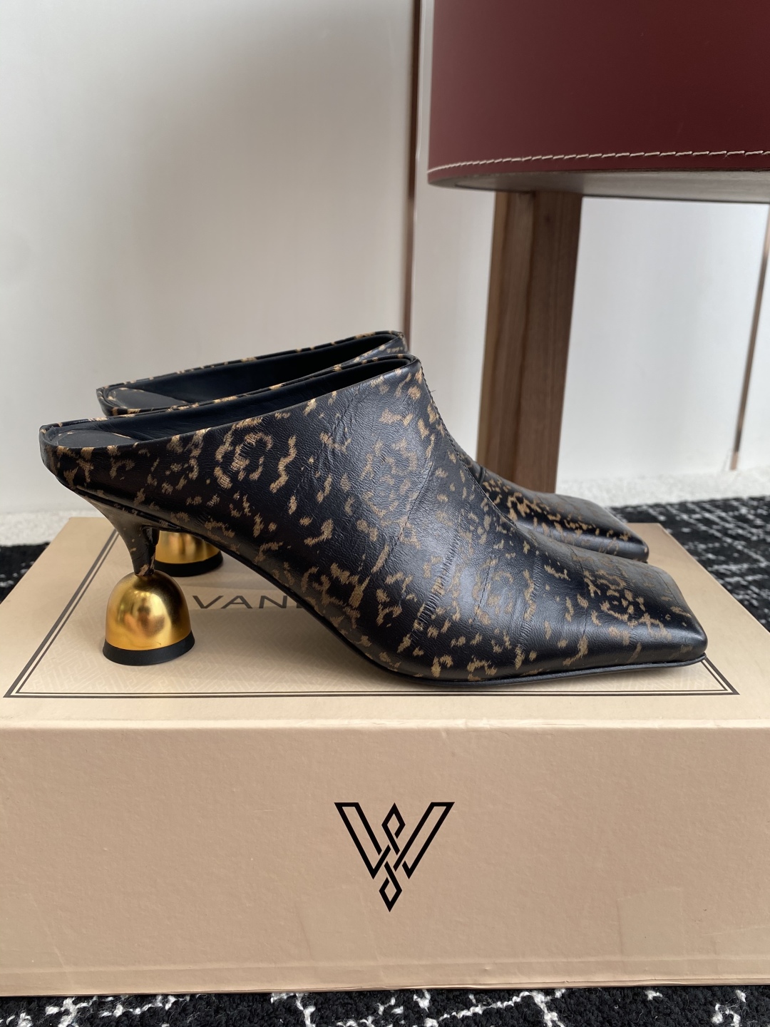 代购级
VANDA NOVAK来自意大利品牌方头 半拖 凉鞋
全网独家耗时3个月研发鞋跟独特设计重磅系列