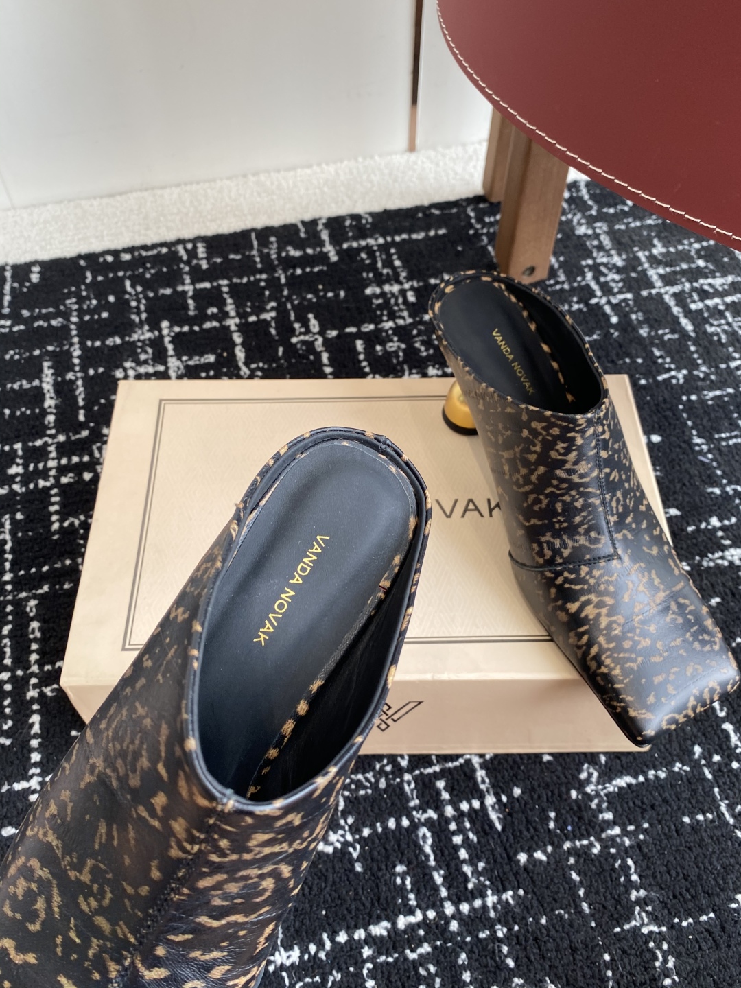 代购级
VANDA NOVAK来自意大利品牌方头 半拖 凉鞋
全网独家耗时3个月研发鞋跟独特设计重磅系列