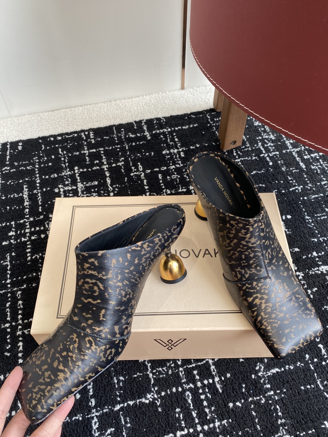 代购级
VANDA NOVAK来自意大利品牌方头 半拖 凉鞋
全网独家耗时3个月研发鞋跟独特设计重磅系列