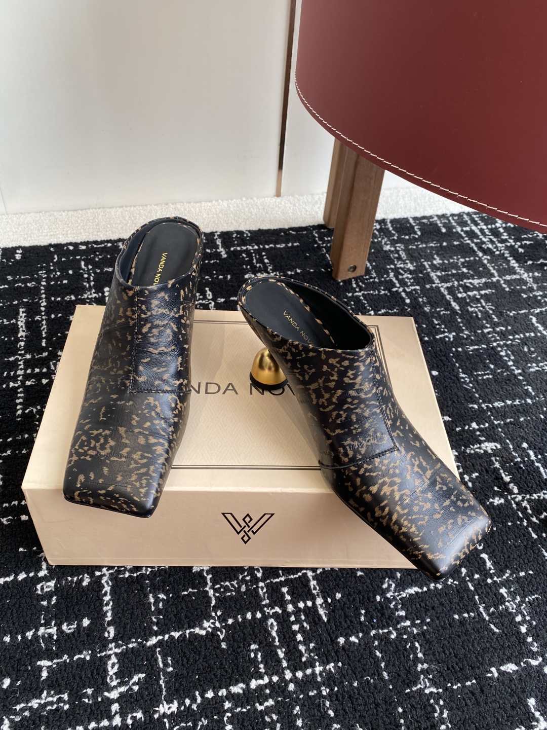 代购级
VANDA NOVAK来自意大利品牌方头 半拖 凉鞋
全网独家耗时3个月研发鞋跟独特设计重磅系列