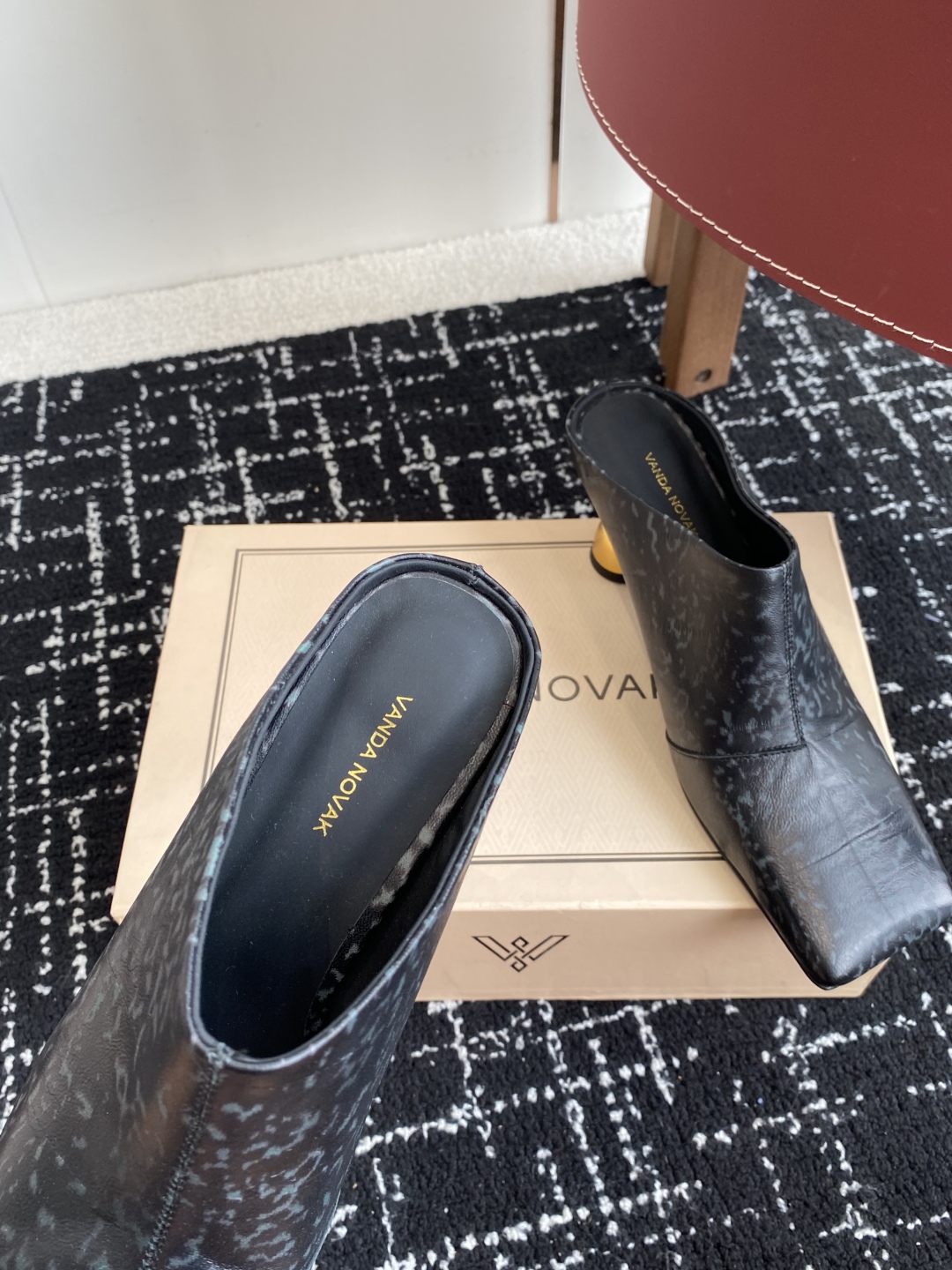 代购级
VANDA NOVAK来自意大利品牌方头 半拖 凉鞋
全网独家耗时3个月研发鞋跟独特设计重磅系列