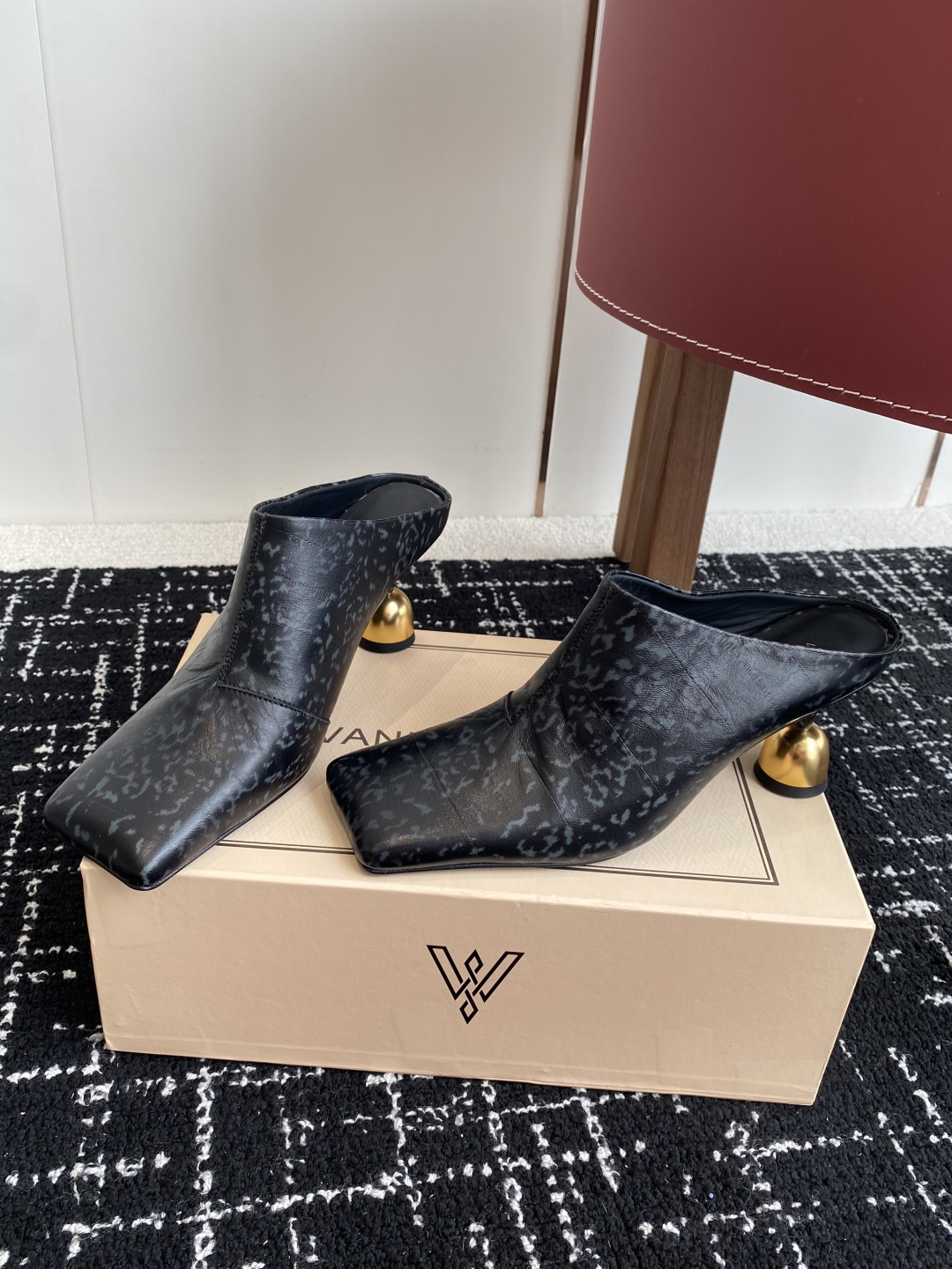 代购级
VANDA NOVAK来自意大利品牌方头 半拖 凉鞋
全网独家耗时3个月研发鞋跟独特设计重磅系列