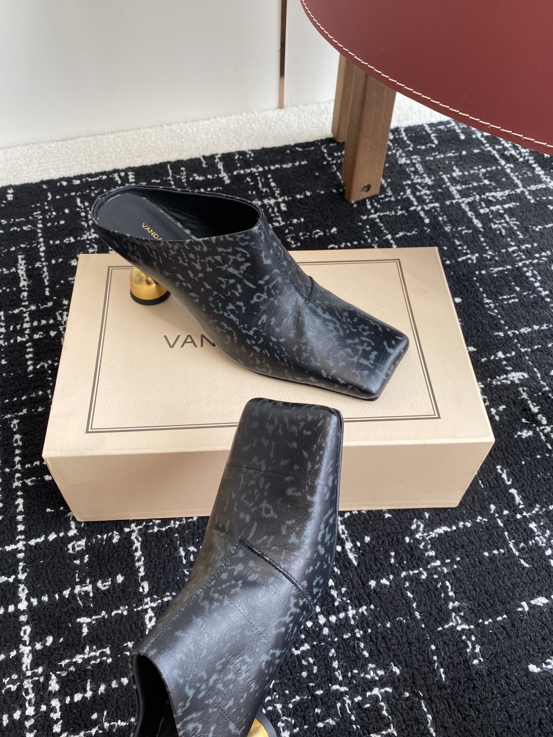 代购级
VANDA NOVAK来自意大利品牌方头 半拖 凉鞋
全网独家耗时3个月研发鞋跟独特设计重磅系列