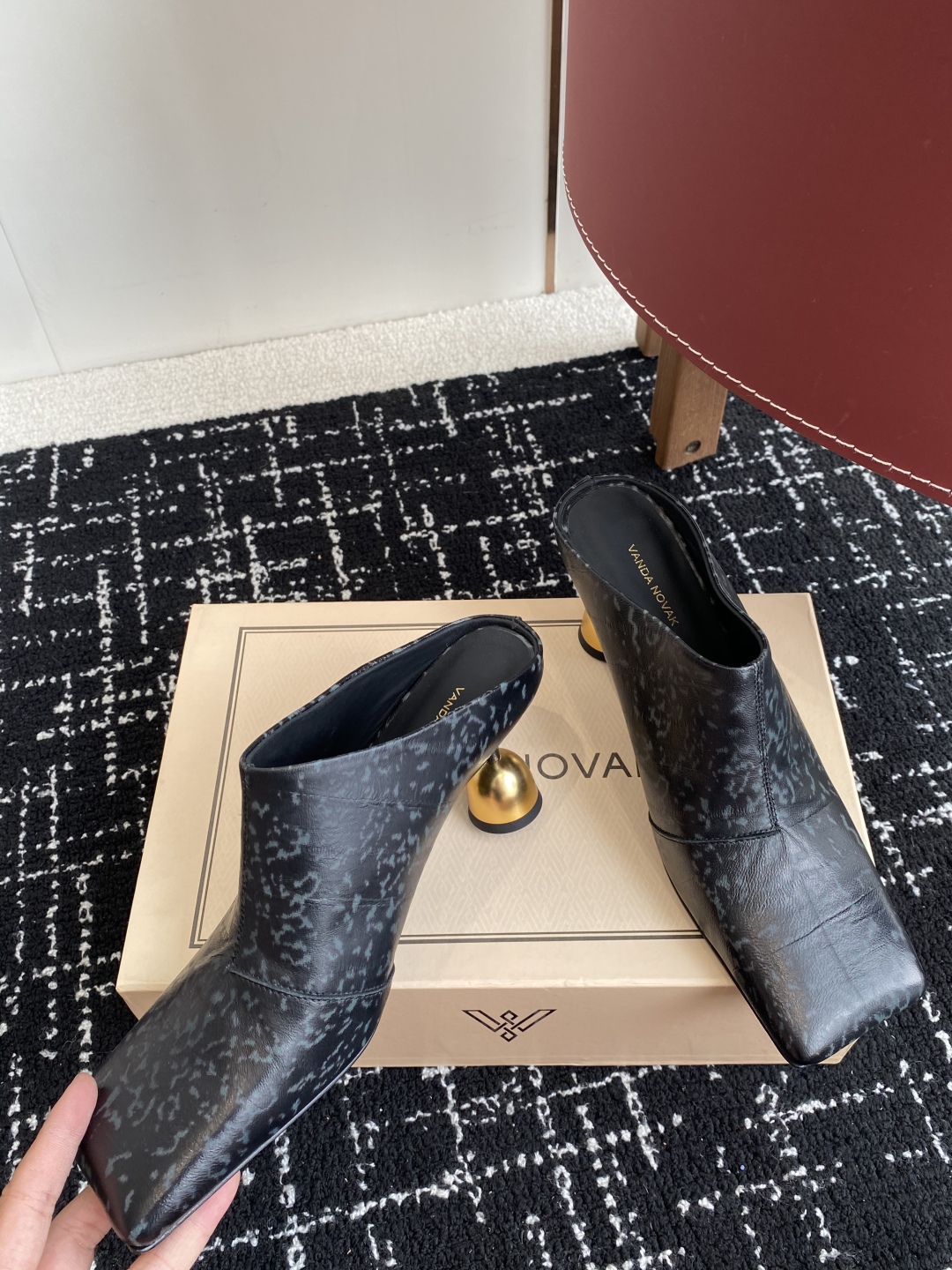 代购级
VANDA NOVAK来自意大利品牌方头 半拖 凉鞋
全网独家耗时3个月研发鞋跟独特设计重磅系列