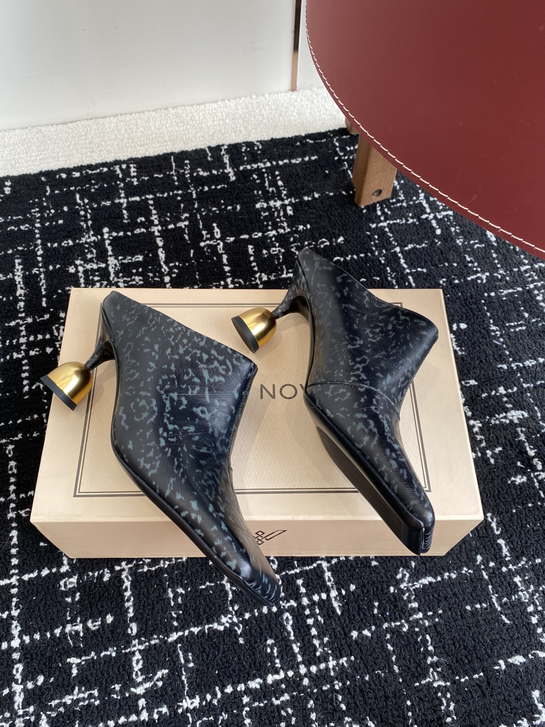 代购级
VANDA NOVAK来自意大利品牌方头 半拖 凉鞋
全网独家耗时3个月研发鞋跟独特设计重磅系列