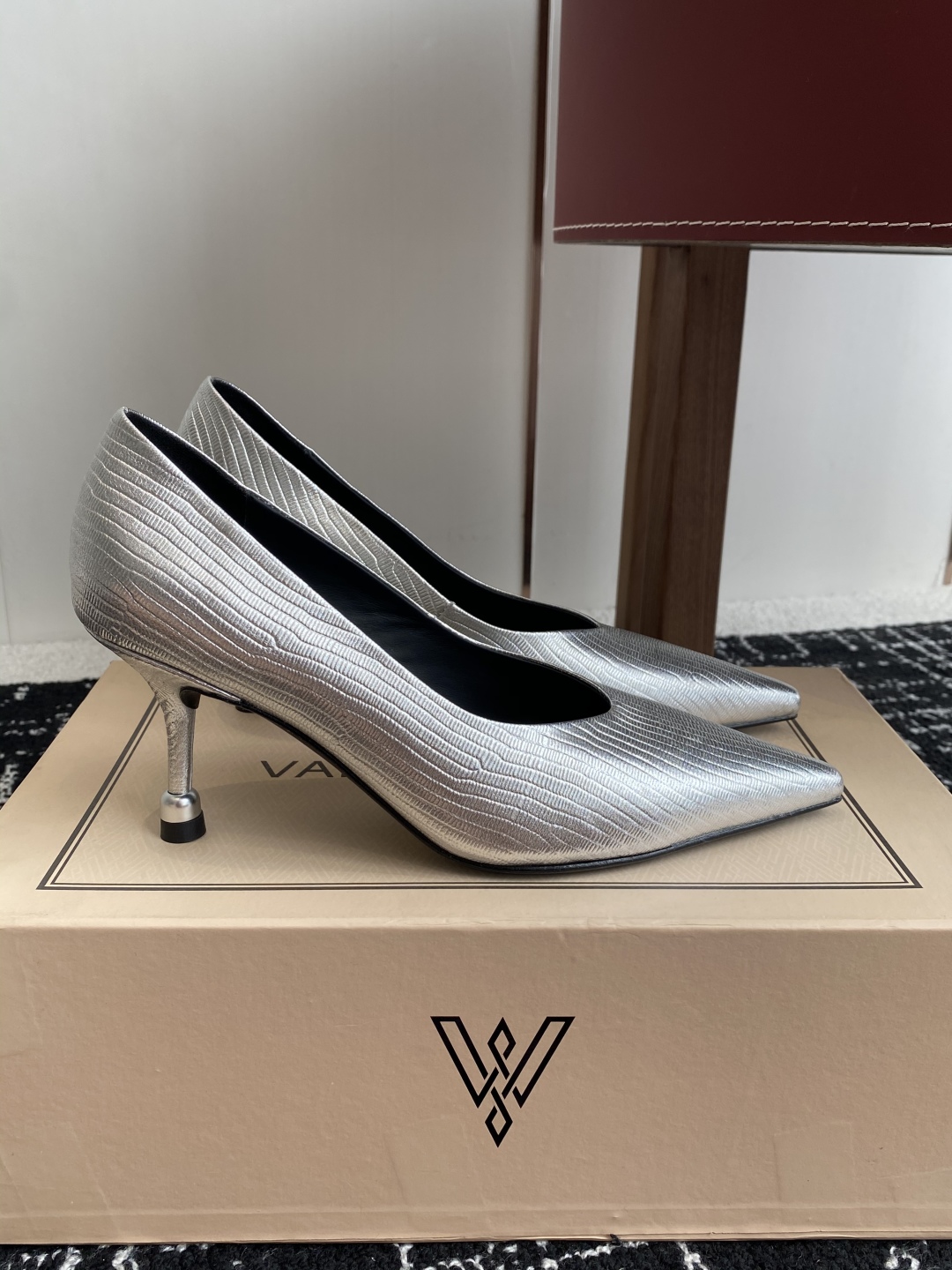 代购级
VANDA NOVAK来自意大利品牌 尖头 单鞋 全网独家耗时3个月研发鞋跟独特设计重磅系列众多