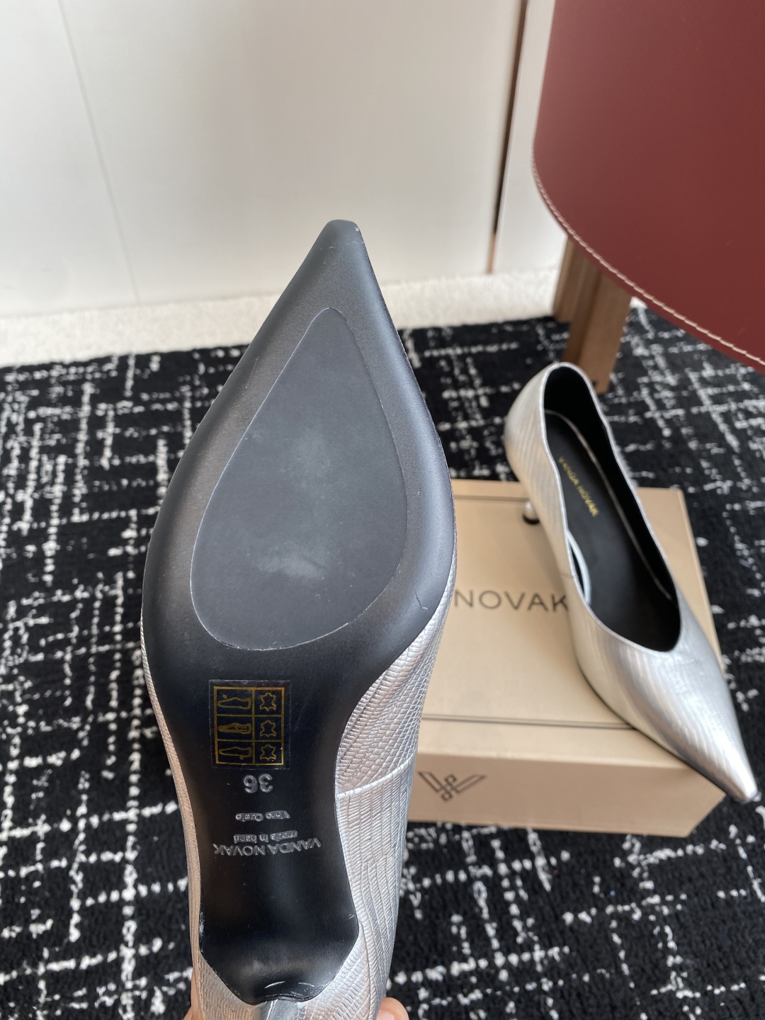 代购级
VANDA NOVAK来自意大利品牌 尖头 单鞋 全网独家耗时3个月研发鞋跟独特设计重磅系列众多