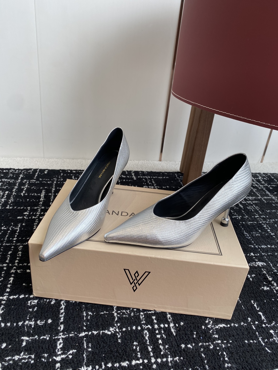 代购级
VANDA NOVAK来自意大利品牌 尖头 单鞋 全网独家耗时3个月研发鞋跟独特设计重磅系列众多
