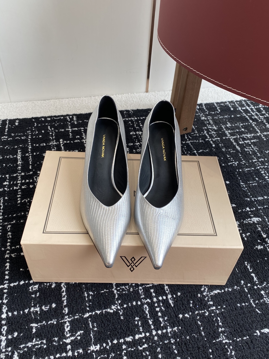 代购级
VANDA NOVAK来自意大利品牌 尖头 单鞋 全网独家耗时3个月研发鞋跟独特设计重磅系列众多