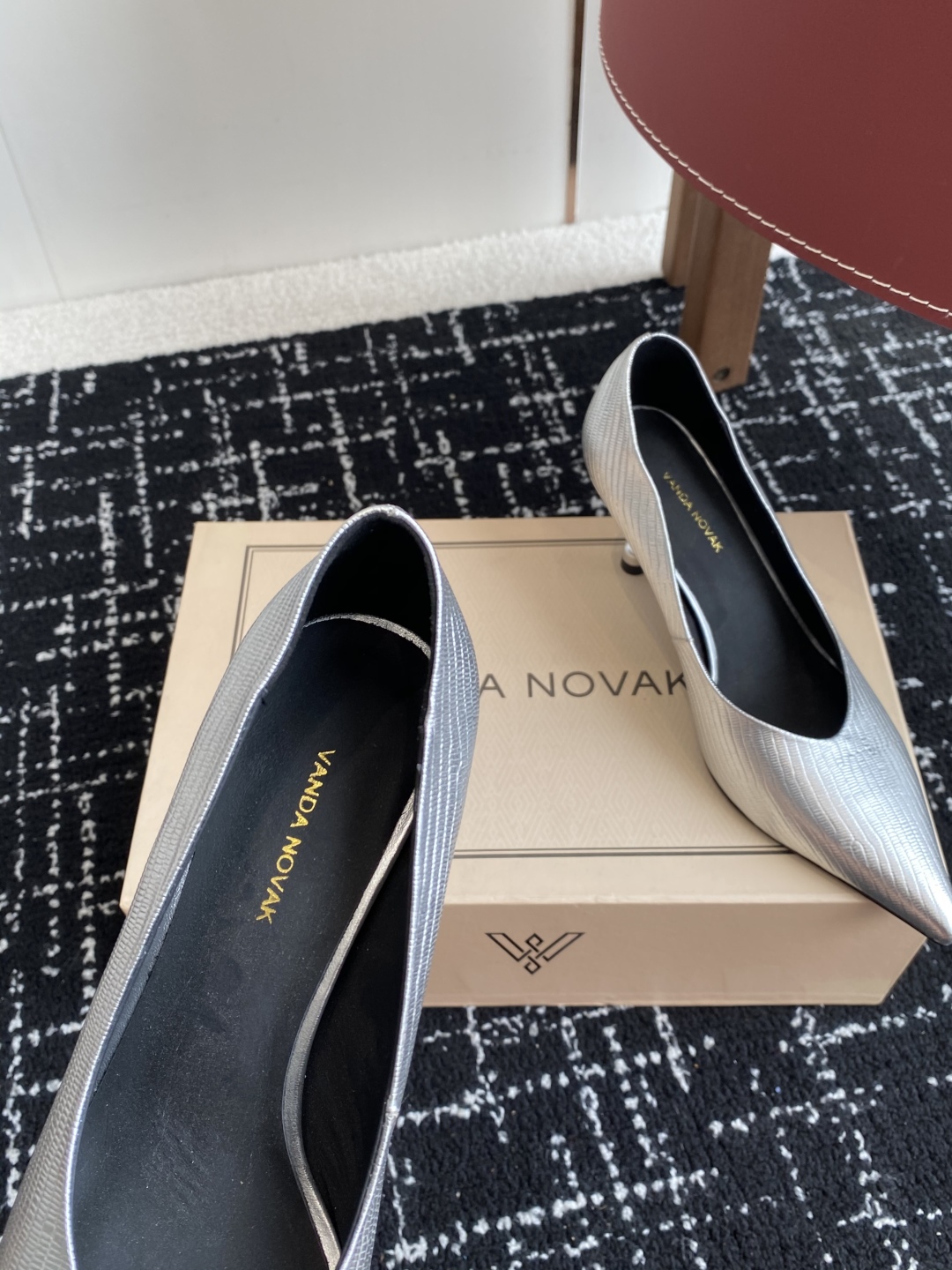 代购级
VANDA NOVAK来自意大利品牌 尖头 单鞋 全网独家耗时3个月研发鞋跟独特设计重磅系列众多