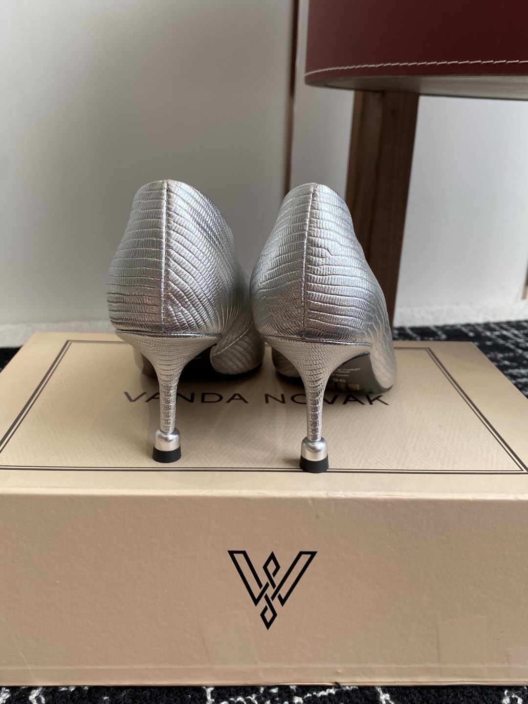 代购级
VANDA NOVAK来自意大利品牌 尖头 单鞋 全网独家耗时3个月研发鞋跟独特设计重磅系列众多