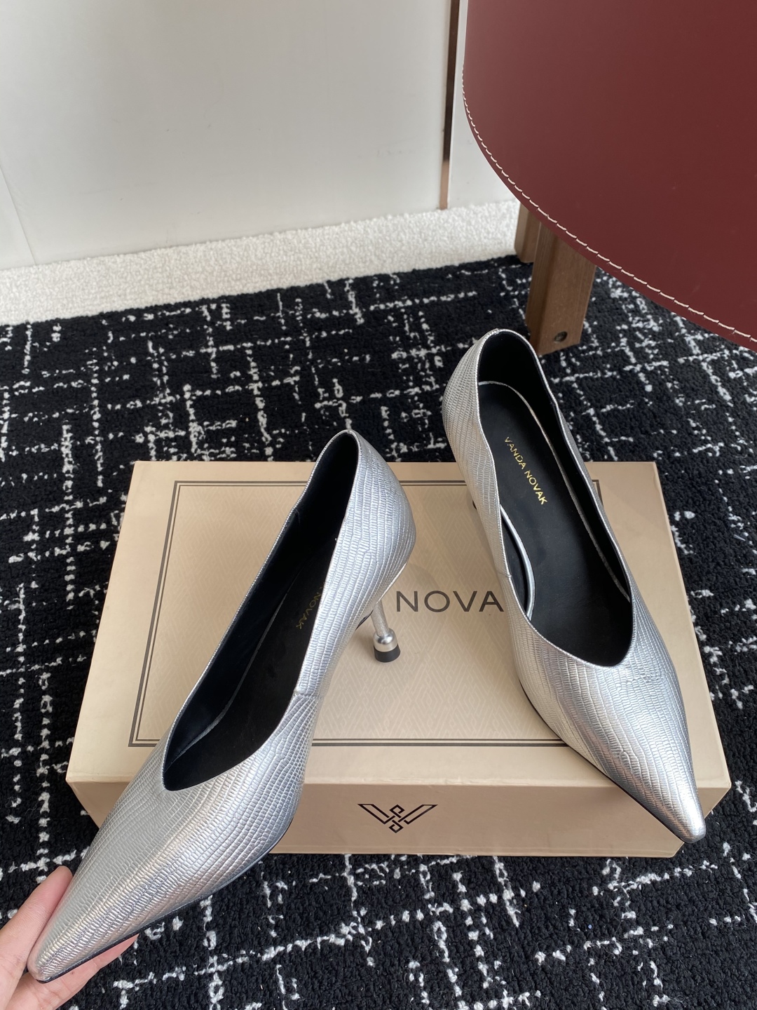 代购级
VANDA NOVAK来自意大利品牌 尖头 单鞋 全网独家耗时3个月研发鞋跟独特设计重磅系列众多