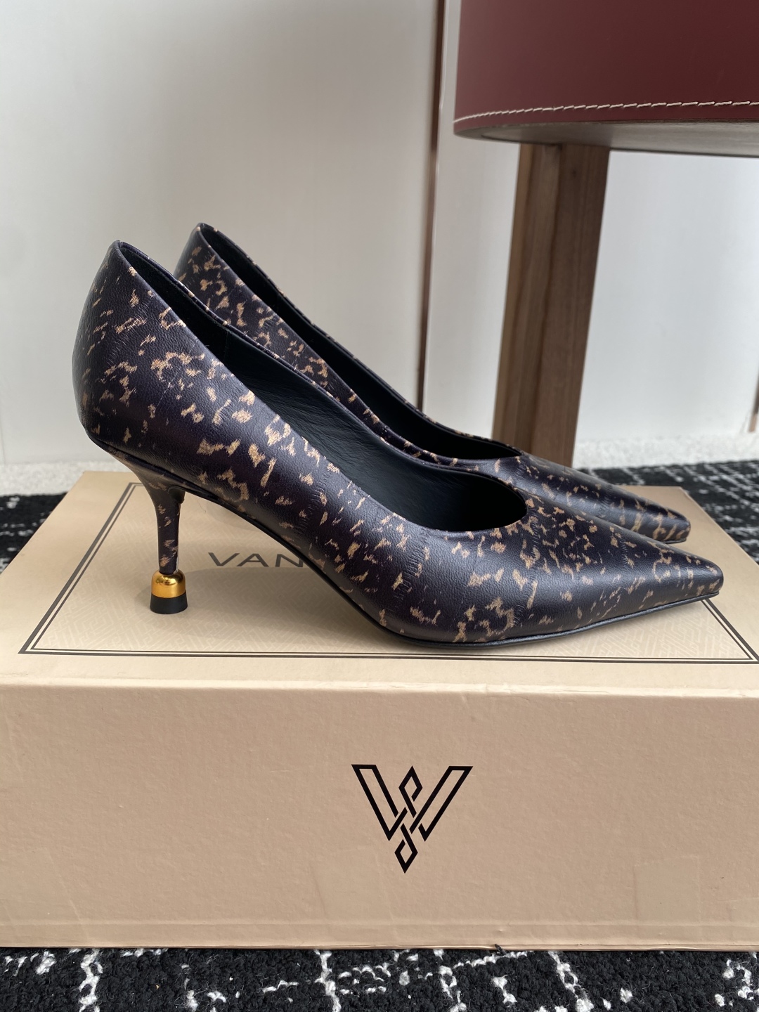代购级
VANDA NOVAK来自意大利品牌 尖头 单鞋 全网独家耗时3个月研发鞋跟独特设计重磅系列众多