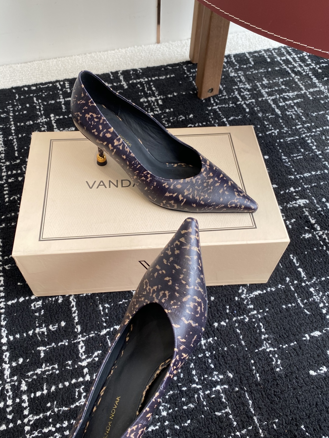 代购级
VANDA NOVAK来自意大利品牌 尖头 单鞋 全网独家耗时3个月研发鞋跟独特设计重磅系列众多