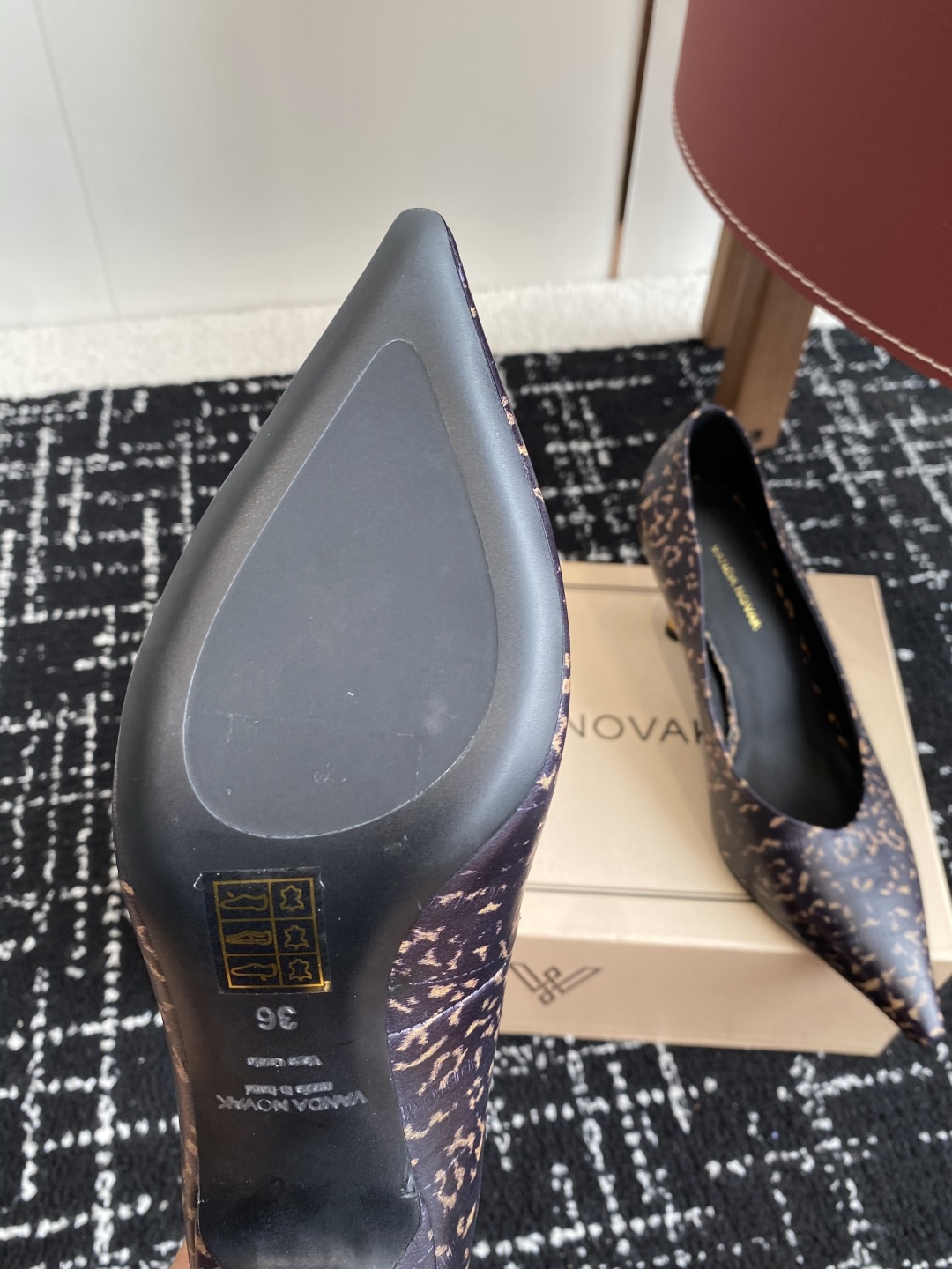 代购级
VANDA NOVAK来自意大利品牌 尖头 单鞋 全网独家耗时3个月研发鞋跟独特设计重磅系列众多