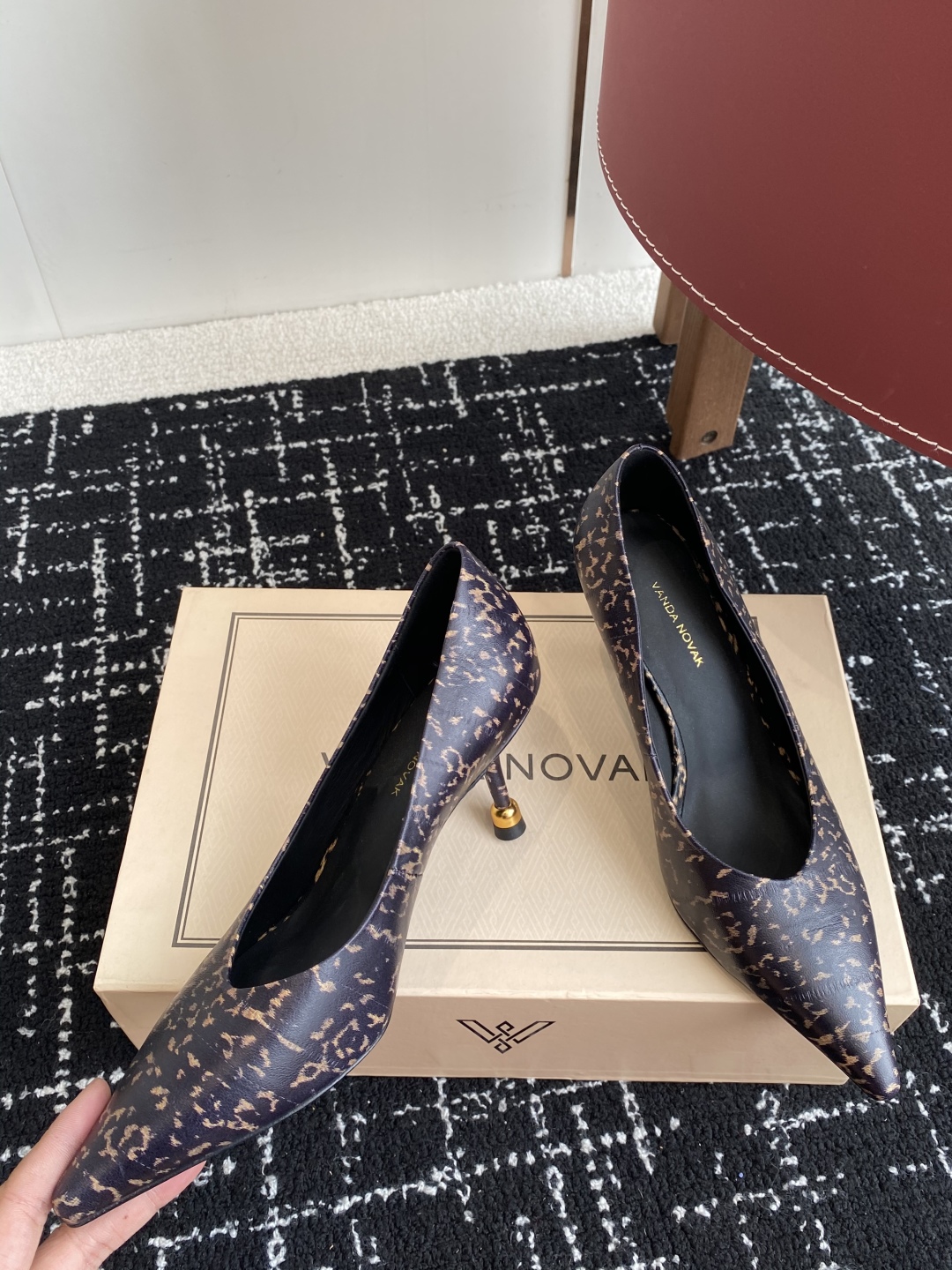代购级
VANDA NOVAK来自意大利品牌 尖头 单鞋 全网独家耗时3个月研发鞋跟独特设计重磅系列众多
