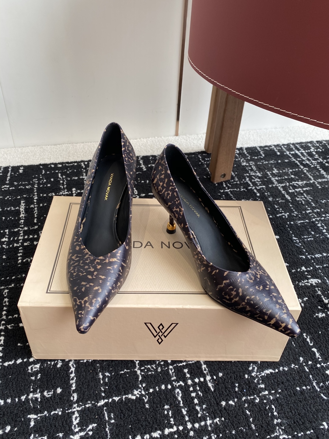 代购级
VANDA NOVAK来自意大利品牌 尖头 单鞋 全网独家耗时3个月研发鞋跟独特设计重磅系列众多