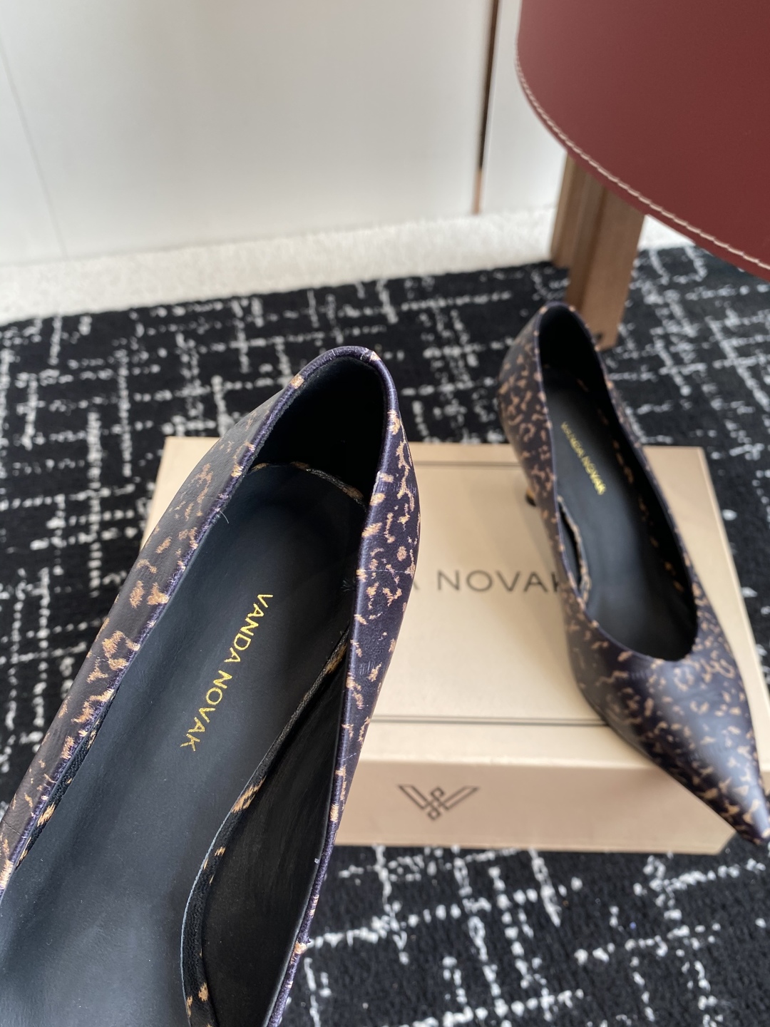 代购级
VANDA NOVAK来自意大利品牌 尖头 单鞋 全网独家耗时3个月研发鞋跟独特设计重磅系列众多